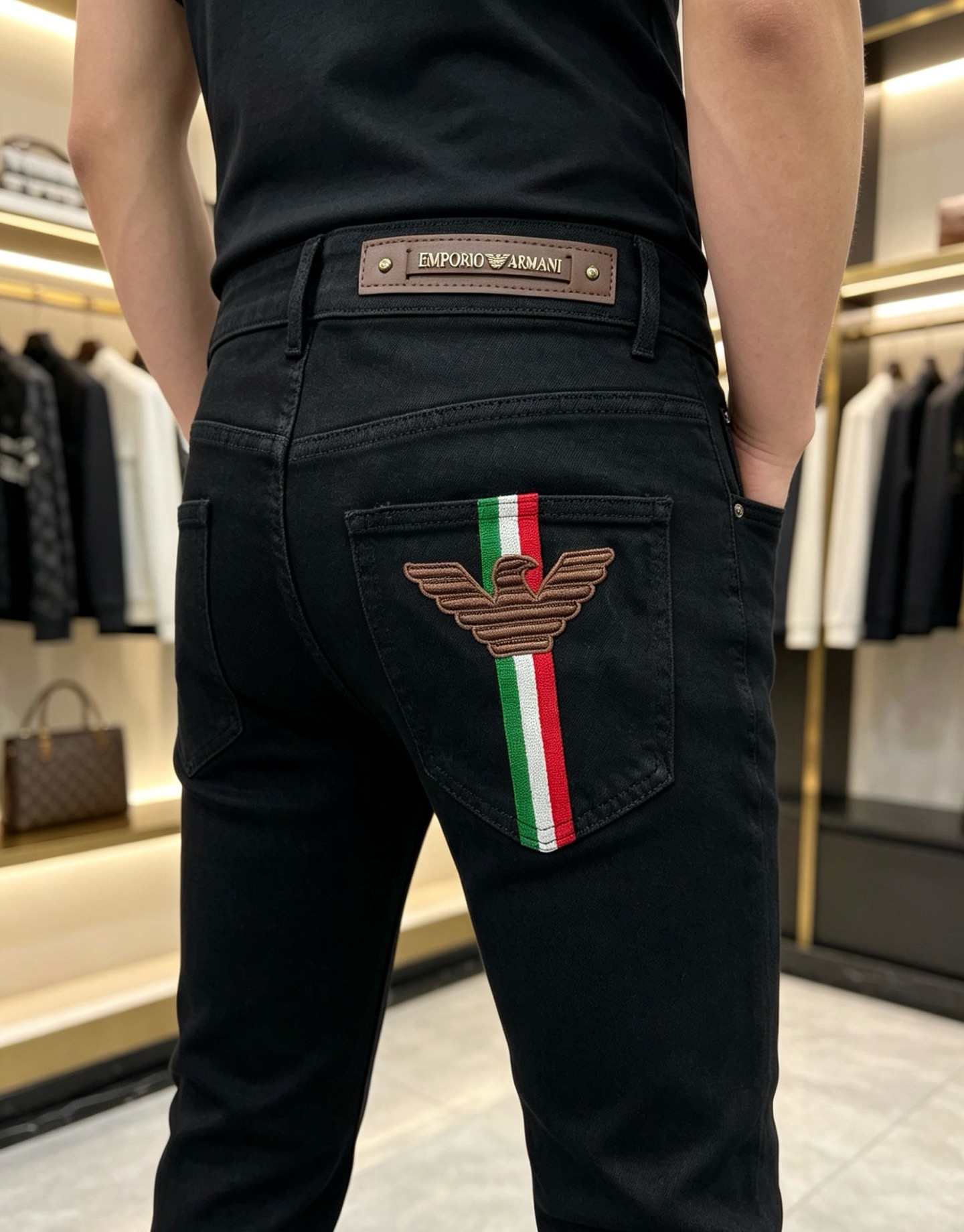 NO:860613,ARMANI Armani 2026 new men's jeans. The fabric has good elasticity. Exclusively available on the official website. Fashionable and elegant. Heavy craftsmanship design. Using original color yeast washing process. Selected imported heavy denim denim fabric with high-end hardware decoration. Genuine leather label. Exquisite stitching. Low-key luxury. Worth owning. Size 28-38 (no 35) shipped next day, armani, armani, jeans,19860909ARMANI阿玛尼 2026新品男士牛仔裤 面料弹性好.独家发售 官网同步 时尚优雅 重工艺设计.采用原色酵母水洗工艺 精选进口重磅丹宁牛仔面料 配高档五金装饰 真皮皮牌 精致车线 低调轻奢 值得拥有.码数28-38（无35）隔天出货,,armani,armani,jeans,,Men's clothing