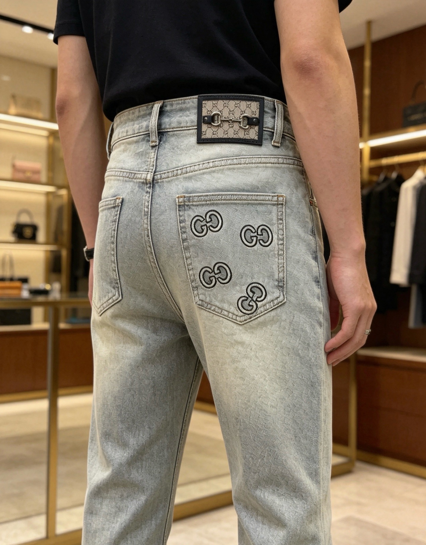 NO:860578,GUCCI Gucci 2026 new men's jeans. The fabric has good elasticity. Exclusively available on the official website. Fashionable and elegant. Heavy craftsmanship design. Using original color yeast washing process. Selected imported heavy denim denim fabric with high-end hardware decoration. Genuine leather label. Exquisite stitching. Low-key and light luxury. Worth owning. Size 28-38 (no 35) shipped next day,,gucci,jeans,19860909GUCCI古奇 2026新品男士牛仔裤 面料弹性好.独家发售 官网同步 时尚优雅 重工艺设计.采用原色酵母水洗工艺 精选进口重磅丹宁牛仔面料 配高档五金装饰 真皮皮牌 精致车线 低调轻奢 值得拥有.码数28-38（无35）隔天出货,,gucci,jeans,,Men's clothing