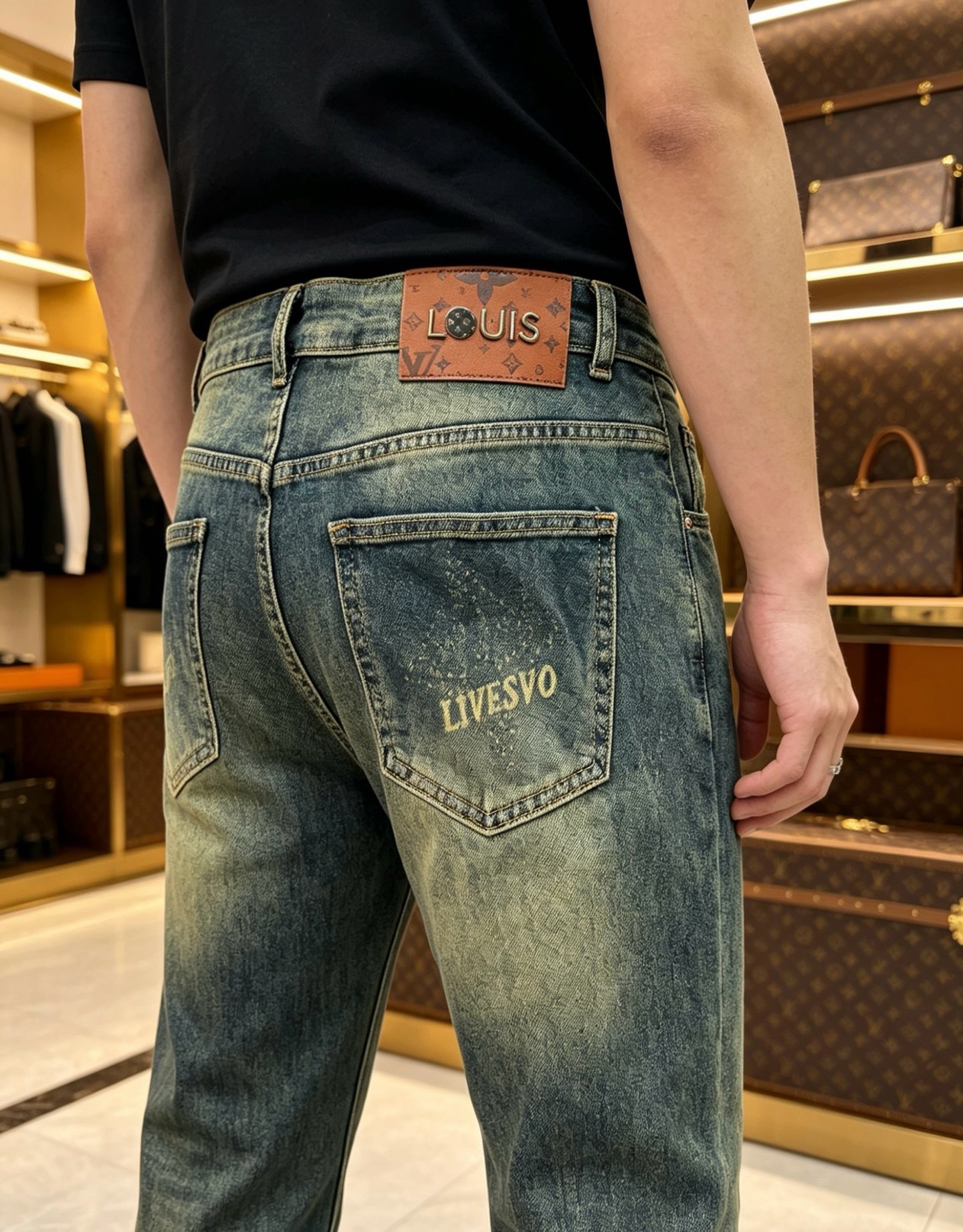 NO:860587,LV Louis Vuitton's 2026 new men's jeans have good fabric elasticity. Exclusively available on the official website. Fashionable and elegant. Heavy craftsmanship design. Using original color yeast washing process. Selected imported heavy denim denim fabric with high-end hardware decoration. Genuine leather label. Exquisite stitching. Low-key and light luxury. Worth owning. Size 28-38 (no 35) shipped next day,,louis vuitton,louis vuitton,jeans,19860909LV路易威登 2026新品男士牛仔裤 面料弹性好.独家发售 官网同步 时尚优雅 重工艺设计.采用原色酵母水洗工艺 精选进口重磅丹宁牛仔面料 配高档五金装饰 真皮皮牌 精致车线 低调轻奢 值得拥有.码数28-38（无35）隔天出货,,louis vuitton,louis vuitton,jeans,,Men's clothing