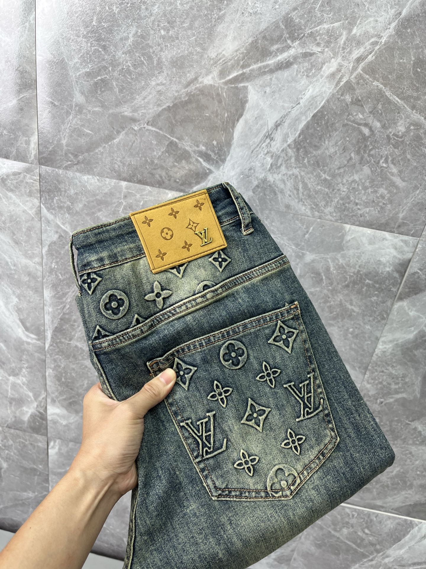 NO:926307,LV Louis Vuitton's 2026 new men's jeans have good fabric elasticity. Exclusively available on the official website. Fashionable and elegant. Heavy craftsmanship design. Using original color yeast washing process. Selected imported heavy denim denim fabric with high-end hardware decoration. Genuine leather label. Exquisite stitching. Low-key and light luxury. Worth owning. Size 28-38 (no 35) shipped next day,,louis vuitton,louis vuitton,jeans,19860909LV路易威登 2026新品男士牛仔裤 面料弹性好.独家发售 官网同步 时尚优雅 重工艺设计.采用原色酵母水洗工艺 精选进口重磅丹宁牛仔面料 配高档五金装饰 真皮皮牌 精致车线 低调轻奢 值得拥有.码数28-38（无35）隔天出货,,louis vuitton,louis vuitton,jeans,,Men's clothing