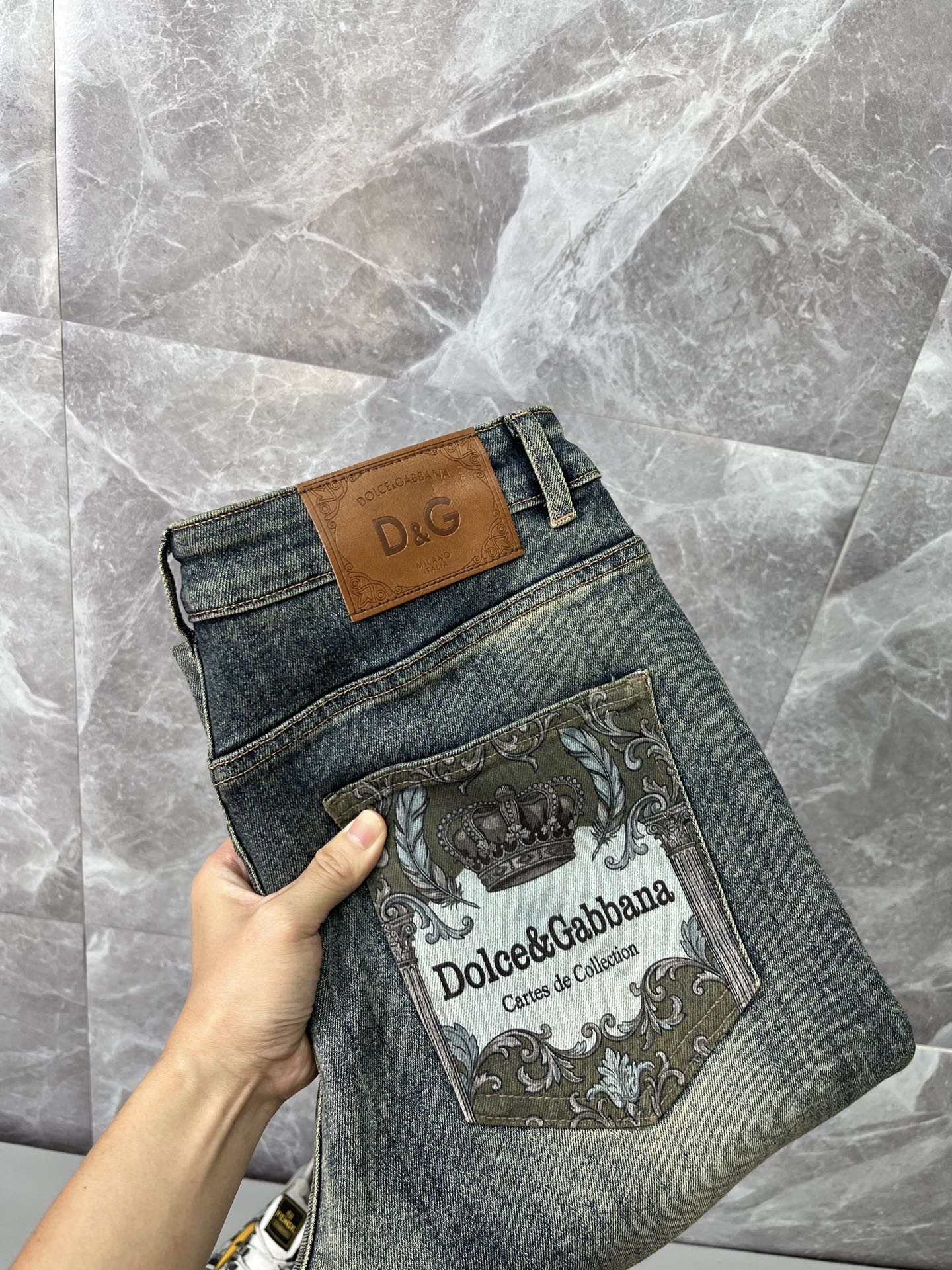 NO:926283,DG Dolce & Gabbana 2026 new men's jeans. The fabric has good elasticity. Exclusively available on the official website. Fashionable and elegant. Heavy craftsmanship design. Using original color yeast washing process. Selected imported heavy denim denim fabric with high-end hardware decoration. Genuine leather label. Exquisite stitching. Low-key luxury. Worth owning. Size 28-38 (no 35) shipped next day, Dolce&Gabbana,jeans,19860909DG杜嘉班纳 2026新品男士牛仔裤 面料弹性好.独家发售 官网同步 时尚优雅 重工艺设计.采用原色酵母水洗工艺 精选进口重磅丹宁牛仔面料 配高档五金装饰 真皮皮牌 精致车线 低调轻奢 值得拥有.码数28-38（无35）隔天出货,,Dolce&Gabbana,jeans,,Men's clothing