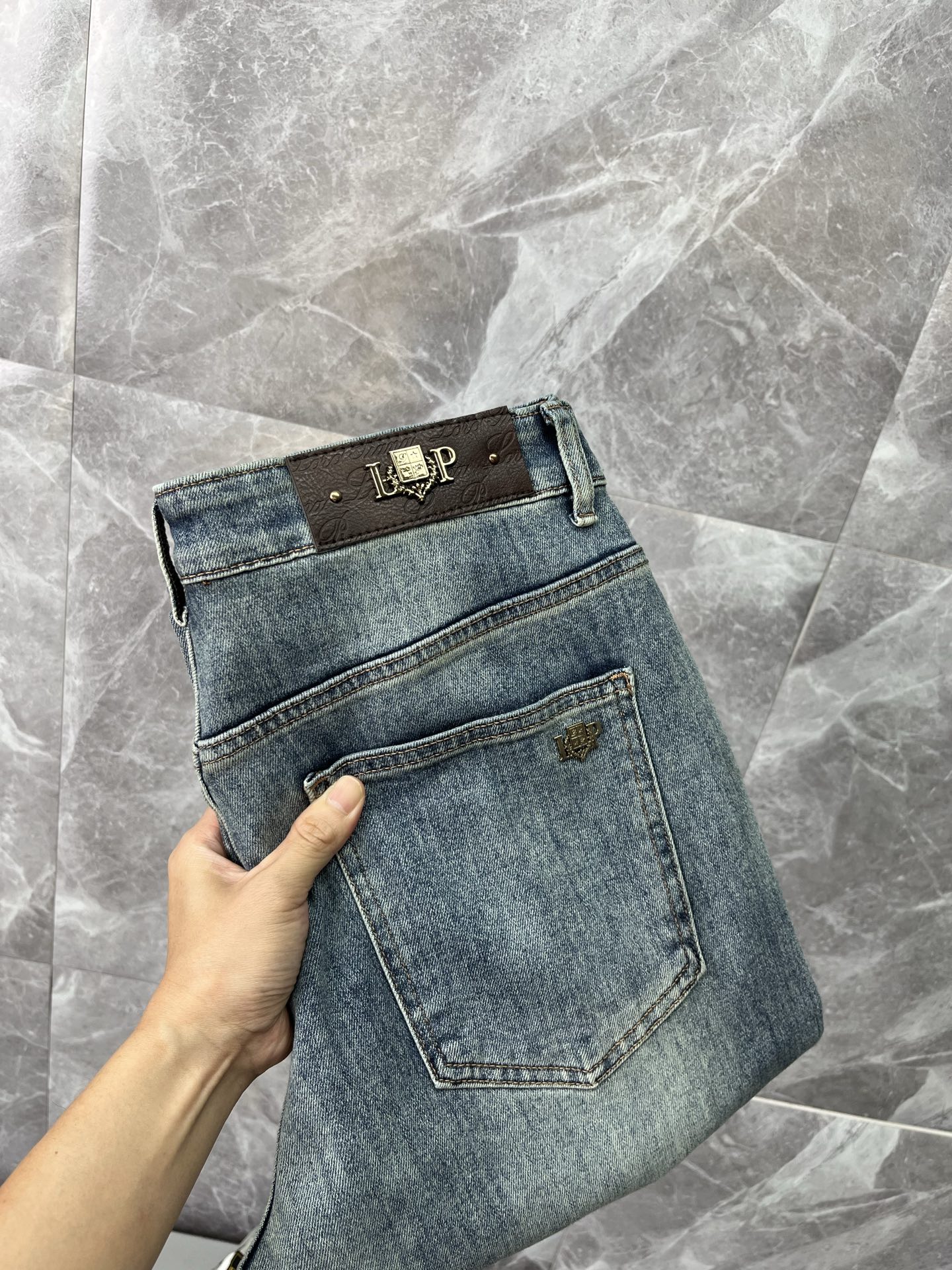 NO:926382,LP Nuoyou Piana 2026 new men's jeans. The fabric has good elasticity. Exclusively available on the official website. Fashionable and elegant. Heavy craftsmanship design. Using original color yeast washing process. Selected imported heavy denim denim fabric with high-end hardware decoration. Genuine leather label. Exquisite stitching. Low-key and light luxury. Worth owning. Size 28-38 (no 35) shipped next day, loro piana,jeans,19860909LP诺悠翩雅 2026新品男士牛仔裤 面料弹性好.独家发售 官网同步 时尚优雅 重工艺设计.采用原色酵母水洗工艺 精选进口重磅丹宁牛仔面料 配高档五金装饰 真皮皮牌 精致车线 低调轻奢 值得拥有.码数28-38（无35）隔天出货,,loro piana,jeans,,Men's clothing