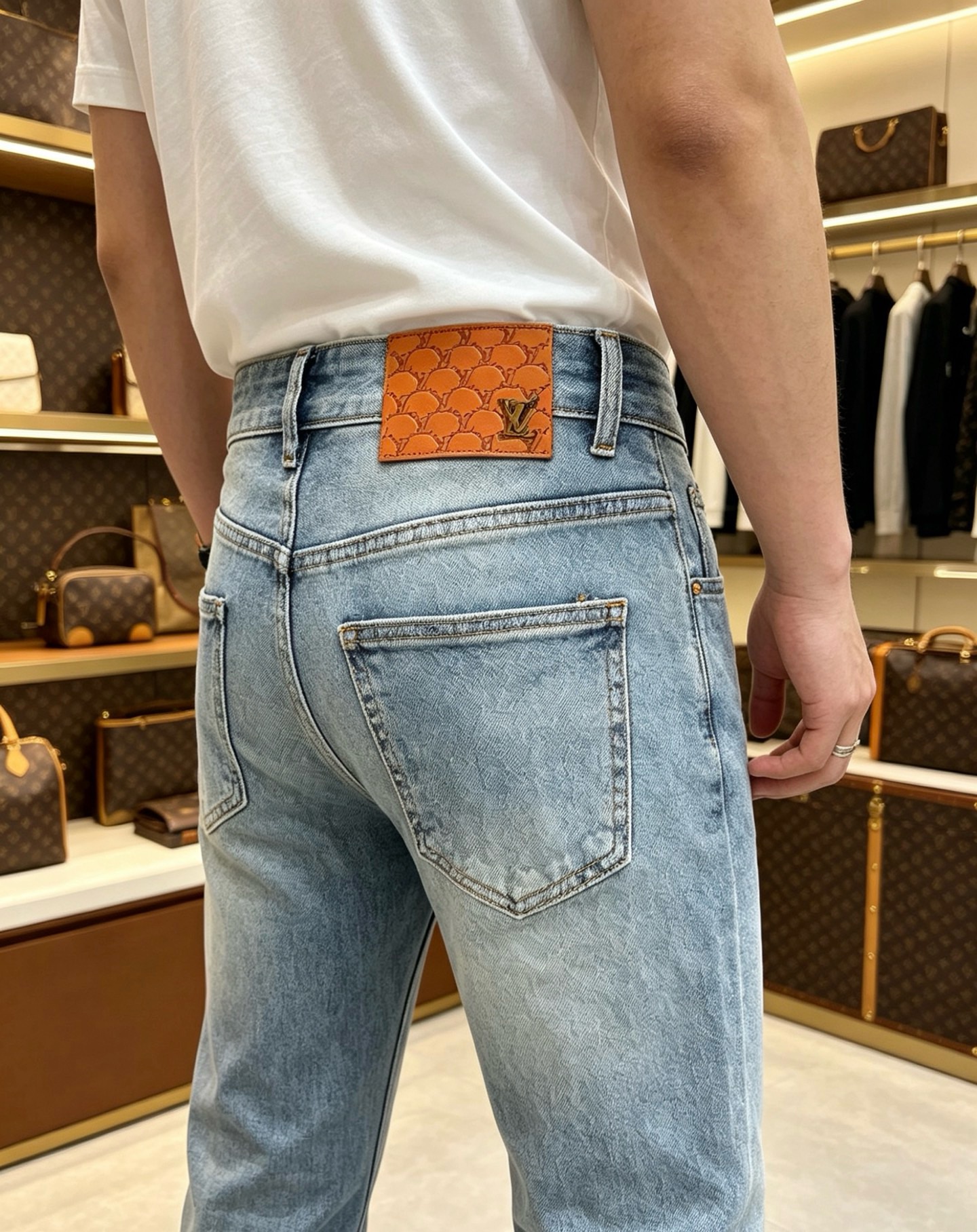 NO:860614,LV Louis Vuitton's 2026 new men's jeans have good fabric elasticity. Exclusively available on the official website. Fashionable and elegant. Heavy craftsmanship design. Using original color yeast washing process. Selected imported heavy denim denim fabric with high-end hardware decoration. Genuine leather label. Exquisite stitching. Low-key and light luxury. Worth owning. Size 28-38 (no 35) shipped next day,,louis vuitton,louis vuitton,jeans,19860909LV路易威登 2026新品男士牛仔裤 面料弹性好.独家发售 官网同步 时尚优雅 重工艺设计.采用原色酵母水洗工艺 精选进口重磅丹宁牛仔面料 配高档五金装饰 真皮皮牌 精致车线 低调轻奢 值得拥有.码数28-38（无35）隔天出货,,louis vuitton,louis vuitton,jeans,,Men's clothing