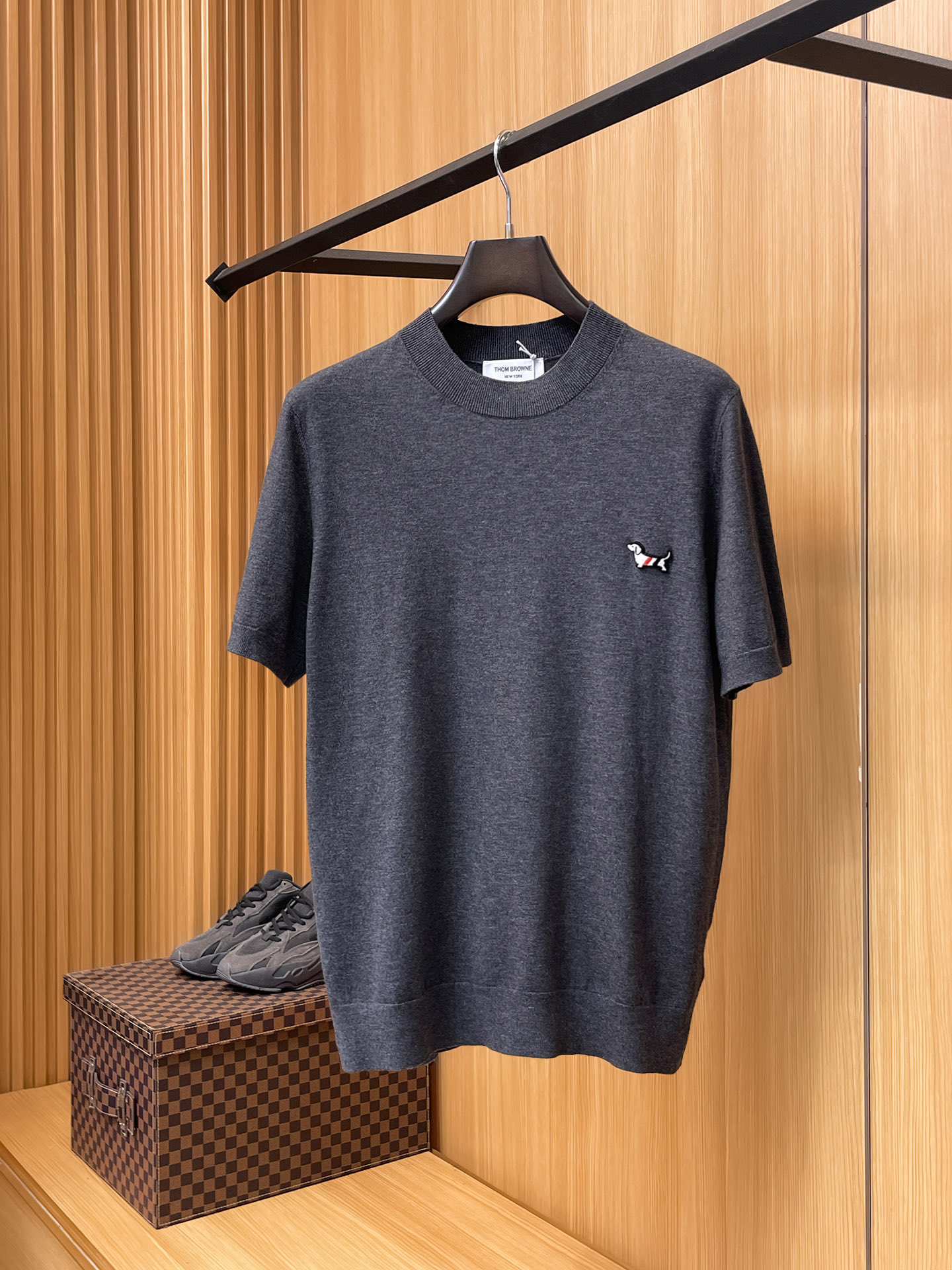 NO:913354,TB Tom Brown 2026 spring and summer small mid-collar sweater 'breathable but not stuffy' is a true [old money style] highly breathable Tencel fabric, comfortable and not stuffy to wear in summer, crisp and stylish, small logo and heavy craftsmanship, simple and not simple, high-end Tencel sweater short-sleeved, solid color and simple, fashionable yet luxurious, quality is beyond doubt, the upper body effect is great, size M-4XL, shipped next day,,thom  browne,T-shirt,19860909TB汤姆布朗 2026春夏款小中领针织衫《透气不闷热》真正【老钱风】甄选高度透气天丝面料,夏季穿着舒服不闷热,版型挺括有型,小logo重工艺搭配简约不简单,高端级天丝羊毛衫短袖 纯色简约 时尚不失奢华 品质毋庸置疑 上身效果超赞,尺码M-4XL,隔天出货,,thom browne,T-shirt,,Men's clothing