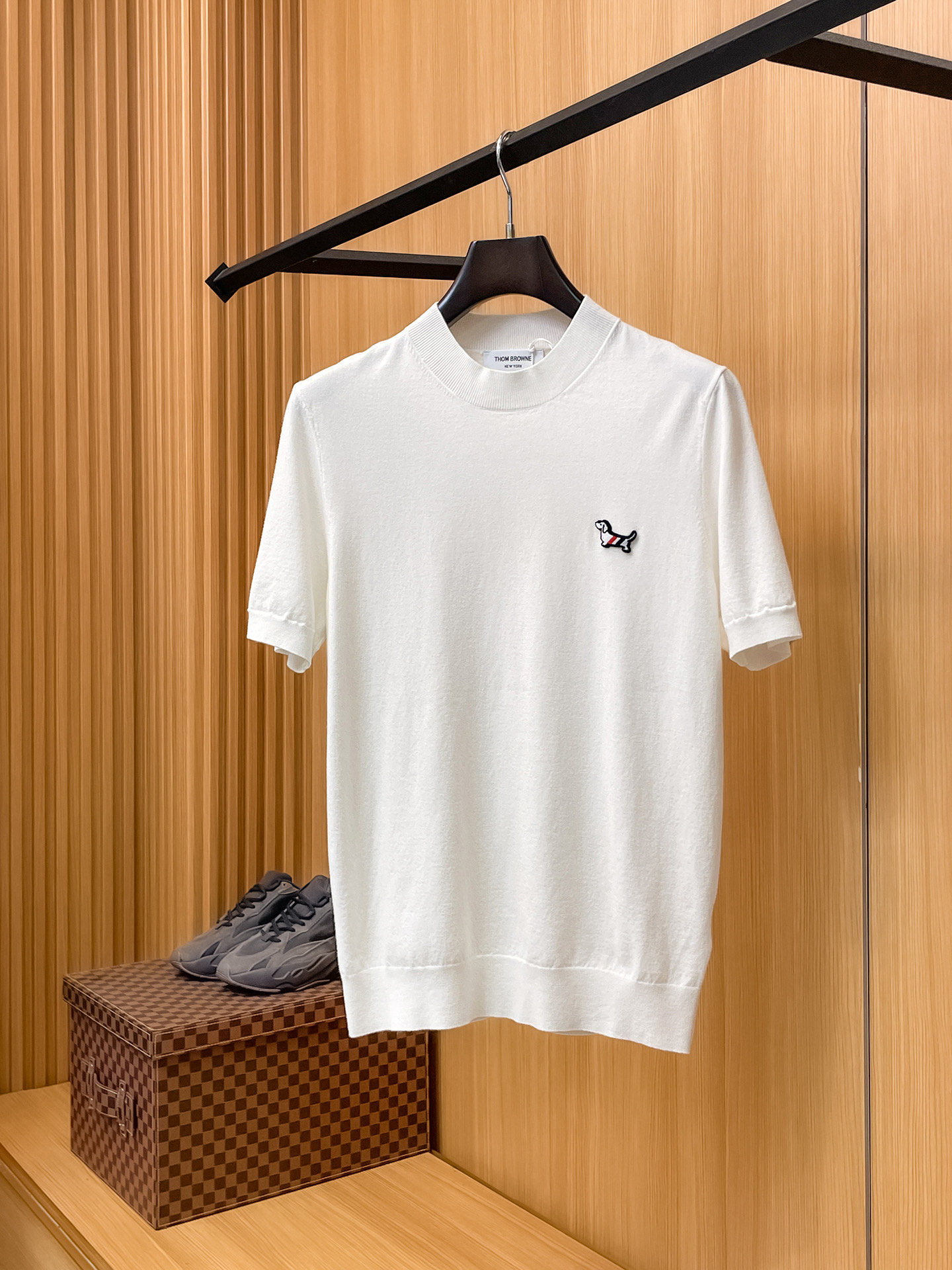 NO:913358,TB Tom Brown 2026 spring and summer small mid-collar sweater 'breathable but not stuffy' is a true [old money style] highly breathable Tencel fabric, comfortable and not stuffy to wear in summer, crisp and stylish, small logo and heavy craftsmanship, simple and not simple, high-end Tencel sweater short-sleeved, solid color and simple, fashionable yet luxurious, quality is beyond doubt, the upper body effect is great, size M-4XL, shipped next day,,thom  browne,T-shirt,19860909TB汤姆布朗 2026春夏款小中领针织衫《透气不闷热》真正【老钱风】甄选高度透气天丝面料,夏季穿着舒服不闷热,版型挺括有型,小logo重工艺搭配简约不简单,高端级天丝羊毛衫短袖 纯色简约 时尚不失奢华 品质毋庸置疑 上身效果超赞,尺码M-4XL,隔天出货,,thom browne,T-shirt,,Men's clothing