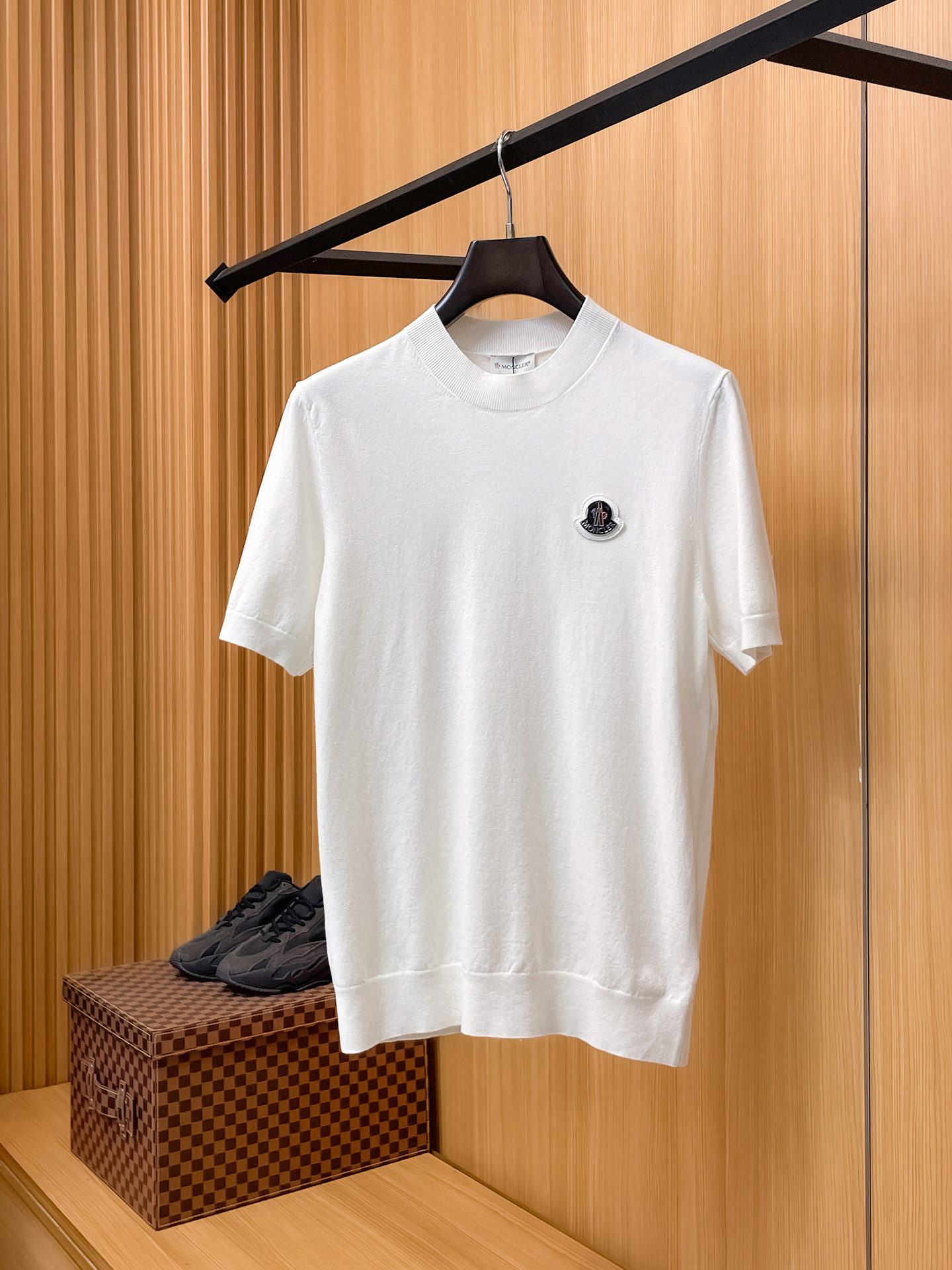 NO:914100,MONCLER Mouth Mouth 2026 Spring/Summer Small Medium Collar Sweater 'Breathable but Not Stuffy' True [Old Money Style] Highly breathable Tencel fabric is selected, comfortable to wear in summer but not stuffy, the version is crisp and stylish, the small logo and heavy craftsmanship are simple but not simple, the high-end Tencel woolen sweater short-sleeved solid color is simple, fashionable yet luxurious, and the quality is beyond doubt  The upper body effect is great, sizes M-4XL, next day shipping, Moncler, T-shirt,19860909MONCLER蒙口 2026春夏款小中领针织衫《透气不闷热》真正【老钱风】甄选高度透气天丝面料,夏季穿着舒服不闷热,版型挺括有型,小logo重工艺搭配简约不简单,高端级天丝羊毛衫短袖 纯色简约 时尚不失奢华 品质毋庸置疑 上身效果超赞,尺码M-4XL,隔天出货,,Moncler,T-shirt,,Men's clothing