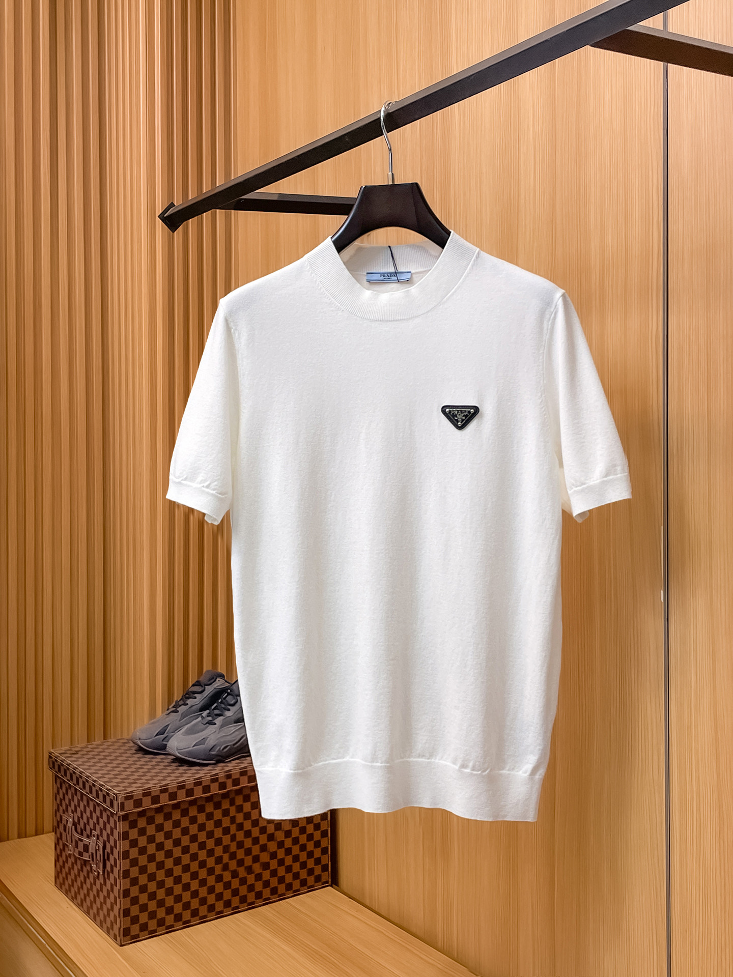 NO:913347,PRADA 2026 Spring and Summer Small Medium Collar Sweater 'Breathable and Not Stuffy' True [Old Money Style] Selected highly breathable Tencel fabric, comfortable and not stuffy to wear in summer, crisp and stylish, small logo and heavy craftsmanship, simple but not simple, high-end Tencel cardigan short sleeves, simple color, fashionable yet luxurious, quality beyond doubt  The upper body effect is great, sizes M-4XL, next day shipping, prada, prada, T-shirt,19860909PRADA普拉达 2026春夏款小中领针织衫《透气不闷热》真正【老钱风】甄选高度透气天丝面料,夏季穿着舒服不闷热,版型挺括有型,小logo重工艺搭配简约不简单,高端级天丝羊毛衫短袖 纯色简约 时尚不失奢华 品质毋庸置疑 上身效果超赞,尺码M-4XL,隔天出货,,prada,prada,T-shirt,,Men's clothing