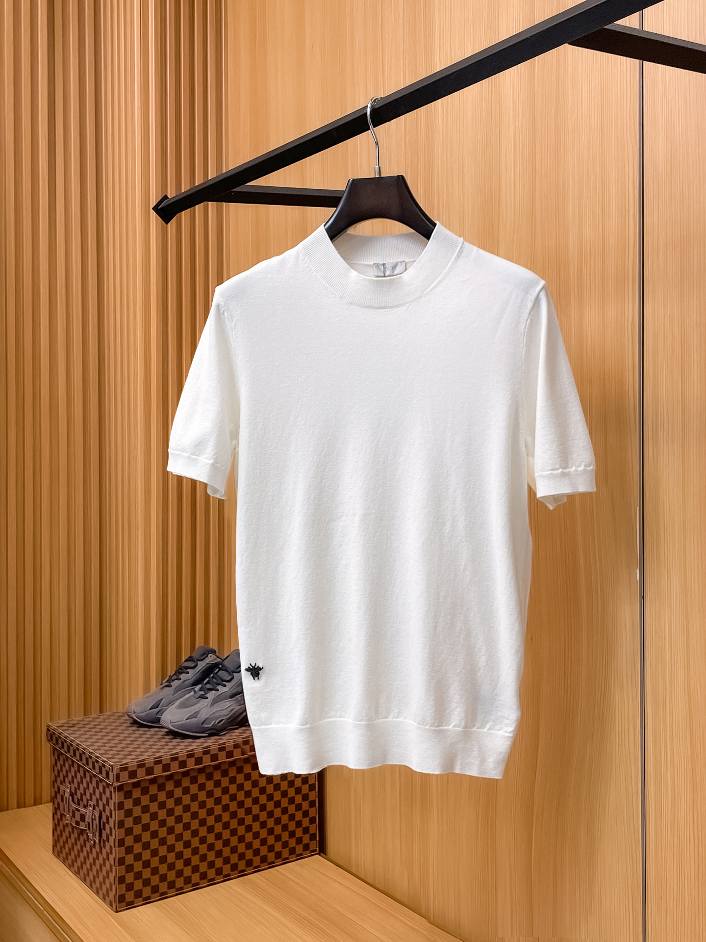 NO:913341,DIOR Dior's 2026 spring and summer small mid-collar sweater 'breathable but not stuffy' is truly [old money style] highly breathable Tencel fabric, comfortable and not stuffy to wear in summer, crisp and stylish, small logo and heavy craftsmanship, simple but not simple, high-end Tencel cardigan short sleeves, pure color and simplicity, fashionable yet luxurious, quality is beyond doubt  The upper body effect is great, sizes M-4XL, next day shipping, dior, dior, T-shirt,19860909DIOR迪奥 2026春夏款小中领针织衫《透气不闷热》真正【老钱风】甄选高度透气天丝面料,夏季穿着舒服不闷热,版型挺括有型,小logo重工艺搭配简约不简单,高端级天丝羊毛衫短袖 纯色简约 时尚不失奢华 品质毋庸置疑 上身效果超赞,尺码M-4XL,隔天出货,,dior,dior,T-shirt,,Men's clothing