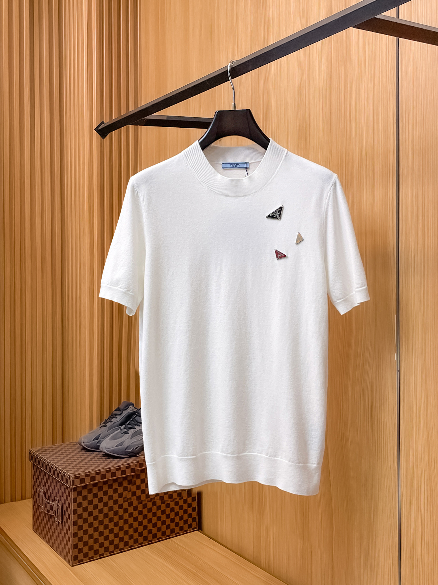 NO:913343,PRADA 2026 Spring and Summer Small Medium Collar Sweater 'Breathable and Not Stuffy' True [Old Money Style] Selected highly breathable Tencel fabric, comfortable and not stuffy to wear in summer, crisp and stylish, small logo and heavy craftsmanship, simple but not simple, high-end Tencel cardigan short sleeves, simple color, fashionable yet luxurious, quality beyond doubt  The upper body effect is great, sizes M-4XL, next day shipping, prada, prada, T-shirt,19860909PRADA普拉达 2026春夏款小中领针织衫《透气不闷热》真正【老钱风】甄选高度透气天丝面料,夏季穿着舒服不闷热,版型挺括有型,小logo重工艺搭配简约不简单,高端级天丝羊毛衫短袖 纯色简约 时尚不失奢华 品质毋庸置疑 上身效果超赞,尺码M-4XL,隔天出货,,prada,prada,T-shirt,,Men's clothing
