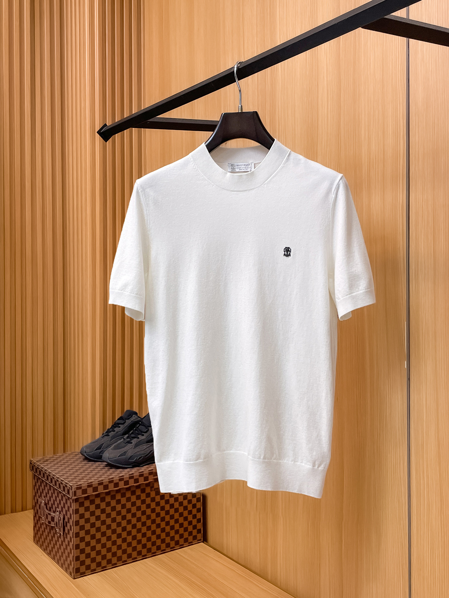 NO:913345,B.C 2026 spring and summer small mid-neck sweater 'breathable but not stuffy' is a true [old money style] highly breathable Tencel fabric, comfortable and not stuffy to wear in summer, crisp and stylish, small logo and heavy craftsmanship, simple and not simple, high-end Tencel wool sweater short-sleeved, solid color and simple, fashionable but luxurious, quality is beyond doubt, the upper body effect is great, size M-4XL, shipped next day, T-shirt,19860909B.C 2026春夏款小中领针织衫《透气不闷热》真正【老钱风】甄选高度透气天丝面料,夏季穿着舒服不闷热,版型挺括有型,小logo重工艺搭配简约不简单,高端级天丝羊毛衫短袖 纯色简约 时尚不失奢华 品质毋庸置疑 上身效果超赞,尺码M-4XL,隔天出货,,T-shirt,,Men's clothing