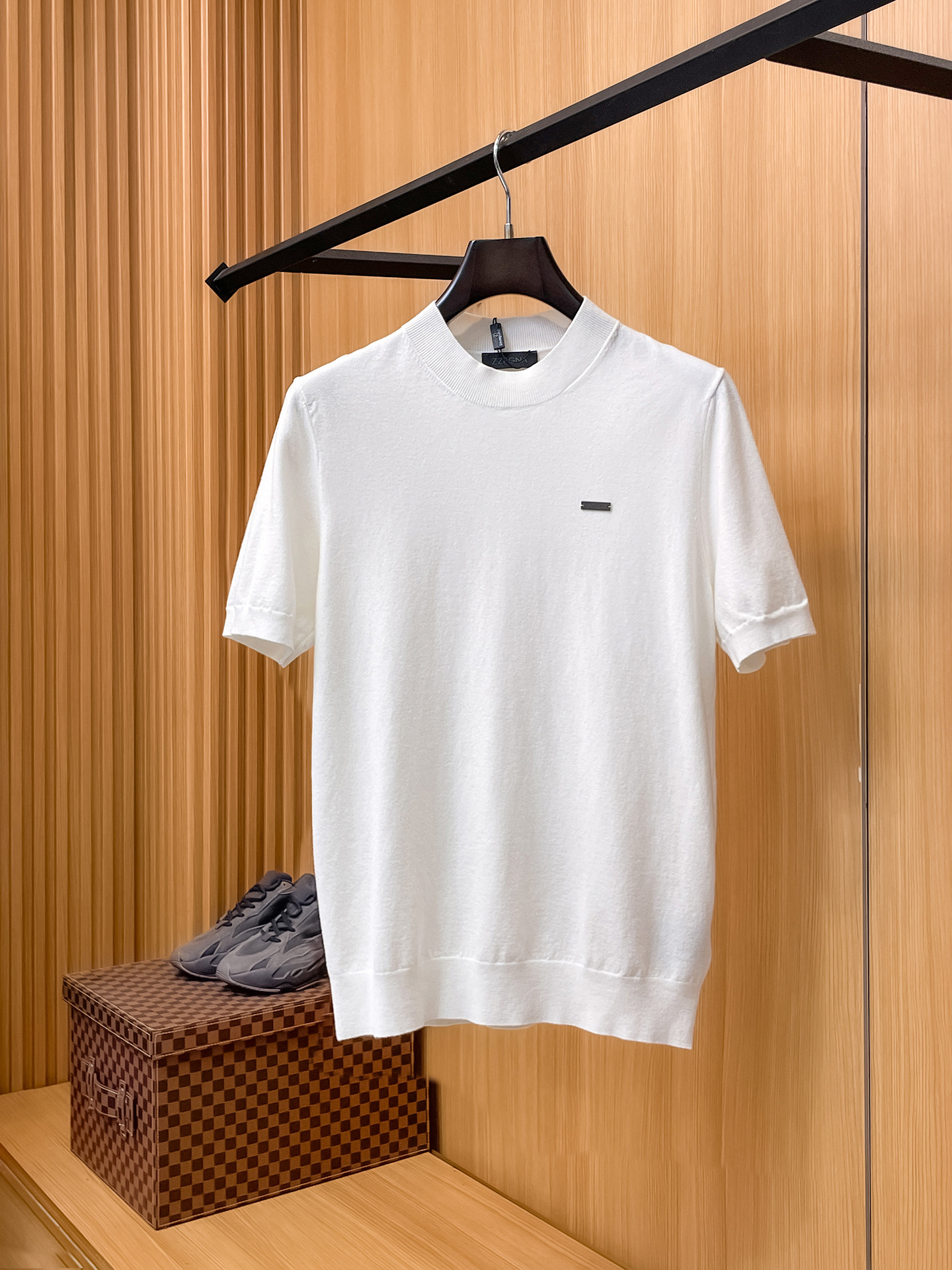 NO:914102,ZEGNA Zegna 2026 spring and summer small mid-collar sweater 'breathable but not stuffy' is truly [old money style] highly breathable Tencel fabric, comfortable and not stuffy to wear in summer, crisp and stylish, small logo and heavy craftsmanship, simple and not simple, high-end Tencel wool sweater short-sleeved, solid color and simple, fashionable yet luxurious, quality is beyond doubt, the upper body effect is great, size M-4XL, shipped next day,,zegna,T-shirt,19860909ZEGNA杰尼亚 2026春夏款小中领针织衫《透气不闷热》真正【老钱风】甄选高度透气天丝面料,夏季穿着舒服不闷热,版型挺括有型,小logo重工艺搭配简约不简单,高端级天丝羊毛衫短袖 纯色简约 时尚不失奢华 品质毋庸置疑 上身效果超赞,尺码M-4XL,隔天出货,,zegna,T-shirt,,Men's clothing