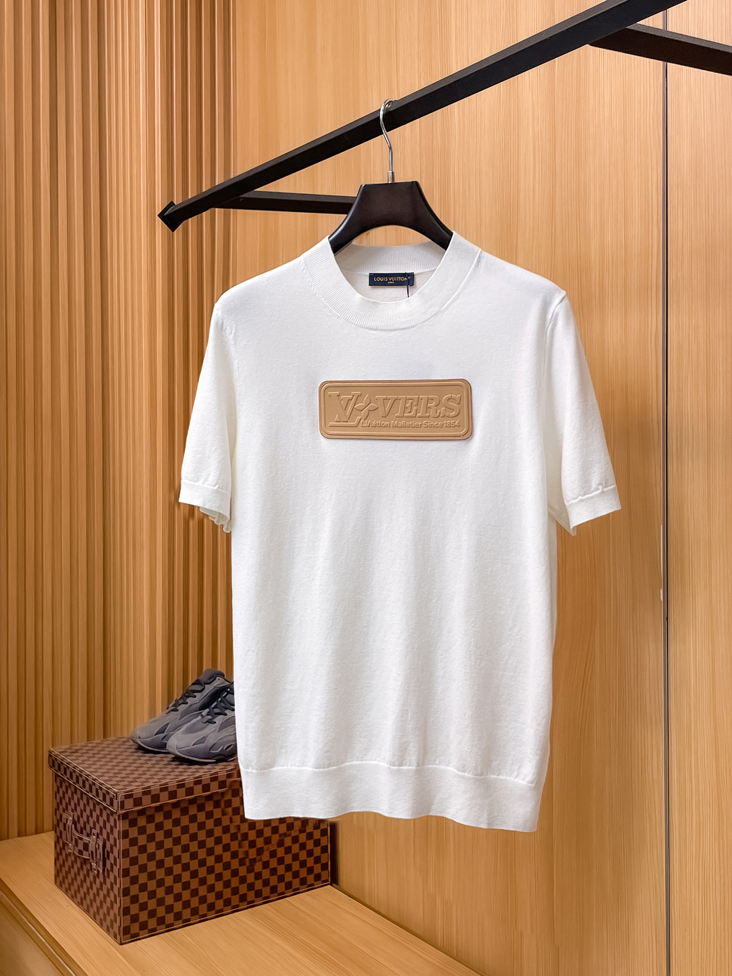 NO:914104,LV Louis Vuitton 2026 spring and summer small mid-collar sweater 'breathable but not stuffy' is a true [old money style] highly breathable Tencel fabric, comfortable and not stuffy to wear in summer, crisp and stylish, small logo and heavy craftsmanship, simple and not simple, high-end Tencel cardigan short-sleeved, pure color and simple, fashionable but luxurious, quality is beyond doubt, the upper body effect is great, size M-4XL, shipped next day, louis  vuitton,louis vuitton,T-shirt,19860909LV路易威登 2026春夏款小中领针织衫《透气不闷热》真正【老钱风】甄选高度透气天丝面料,夏季穿着舒服不闷热,版型挺括有型,小logo重工艺搭配简约不简单,高端级天丝羊毛衫短袖 纯色简约 时尚不失奢华 品质毋庸置疑 上身效果超赞,尺码M-4XL,隔天出货,,louis vuitton,louis vuitton,T-shirt,,Men's clothing