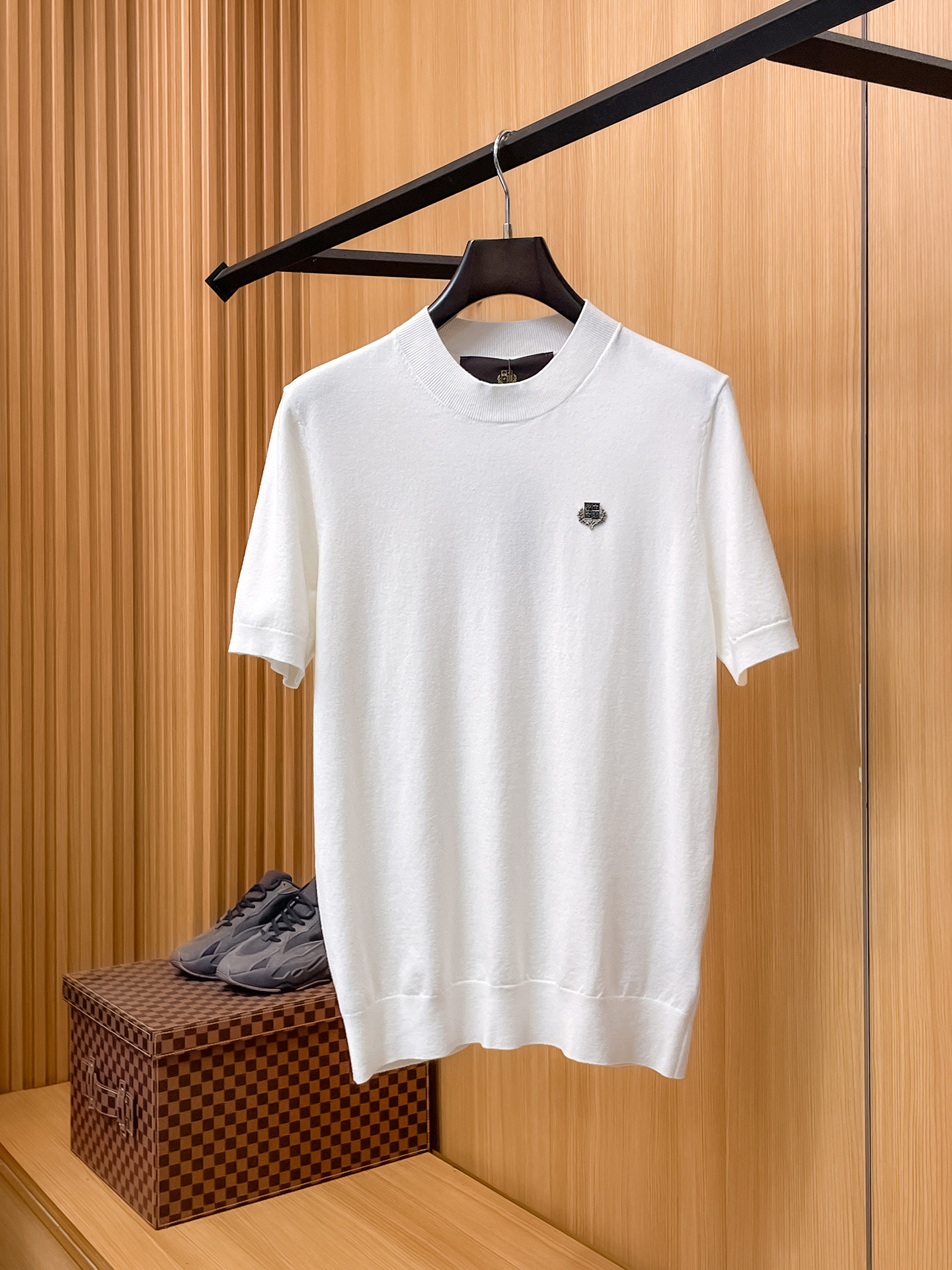 NO:914107,LP Nuoyoupianya 2026 spring and summer small middle collar sweater 'breathable but not stuffy' is truly [old money style] highly breathable Tencel fabric, comfortable and not stuffy to wear in summer, crisp and stylish, small logo and heavy craftsmanship, simple and not simple, high-end Tencel woolen short-sleeved sweater, pure color and simple, fashionable yet luxurious, quality is beyond doubt, the upper body effect is great, size M-4XL, shipped next day, loro  piana,T-shirt,19860909LP诺悠翩雅 2026春夏款小中领针织衫《透气不闷热》真正【老钱风】甄选高度透气天丝面料,夏季穿着舒服不闷热,版型挺括有型,小logo重工艺搭配简约不简单,高端级天丝羊毛衫短袖 纯色简约 时尚不失奢华 品质毋庸置疑 上身效果超赞,尺码M-4XL,隔天出货,,loro piana,T-shirt,,Men's clothing