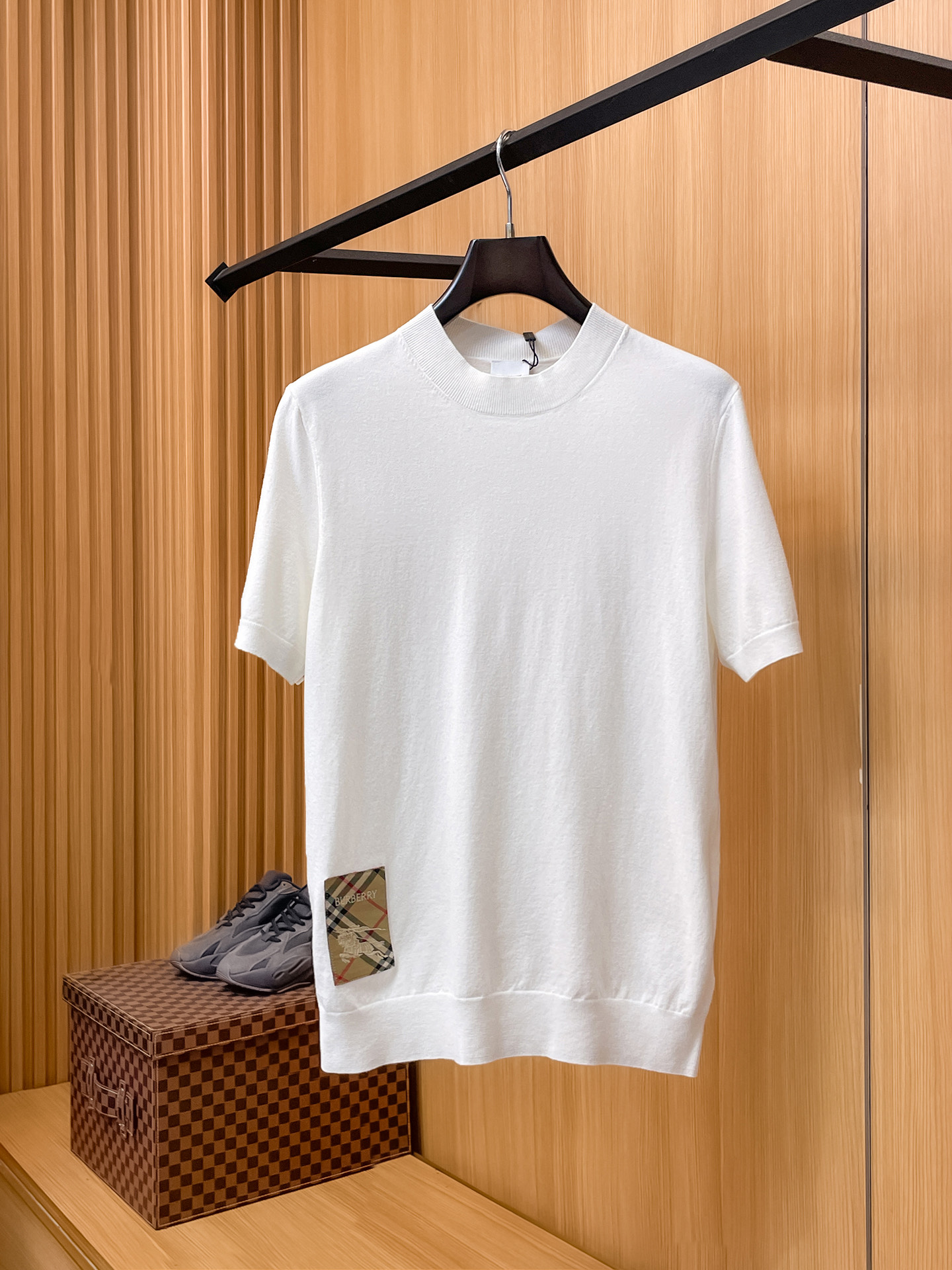 NO:914089,BURBERRY 2026 spring and summer small mid-collar sweater 'breathable but not stuffy' is a true [old money style] highly breathable Tencel fabric, comfortable and not stuffy to wear in summer, crisp and stylish, small logo and heavy craftsmanship, simple but not simple, high-end Tencel wool sweater short sleeves, pure color and simple, fashionable but luxurious, quality is beyond doubt  The upper body effect is great, sizes M-4XL, next day shipping, burberry, burberry, T-shirt,19860909BURBERRY巴宝莉 2026春夏款小中领针织衫《透气不闷热》真正【老钱风】甄选高度透气天丝面料,夏季穿着舒服不闷热,版型挺括有型,小logo重工艺搭配简约不简单,高端级天丝羊毛衫短袖 纯色简约 时尚不失奢华 品质毋庸置疑 上身效果超赞,尺码M-4XL,隔天出货,,burberry,burberry,T-shirt,,Men's clothing