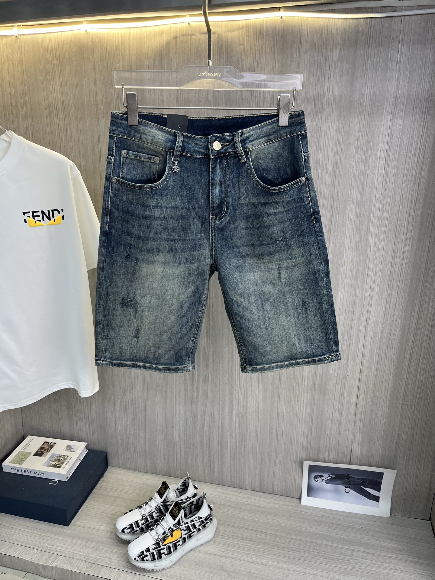 NO:937919,PRADA 2026 new men's jeans shorts. The fabric has good elasticity. Exclusively sold on the official website. Fashionable and elegant. Heavy craftsmanship design. Using original color yeast washing process. Selected imported heavy denim denim fabric. Equipped with counter hardware decoration. Genuine leather label. Exquisite stitching. Big brand style. Worth having. Size 28-38, shipped next day, prada, prada, shorts, jeans,19860909PRADA普拉达 2026新品男士牛仔裤短裤 面料弹性好.独家发售 官网同步 时尚优雅 重工艺设计.采用原色酵母水洗工艺 精选进口重磅丹宁牛仔面料 配专柜五金装饰 真皮皮牌 精致车线 大牌风范 值得拥有.码数28-38,隔天出货,,prada,prada,shorts,jeans,,Men's clothing