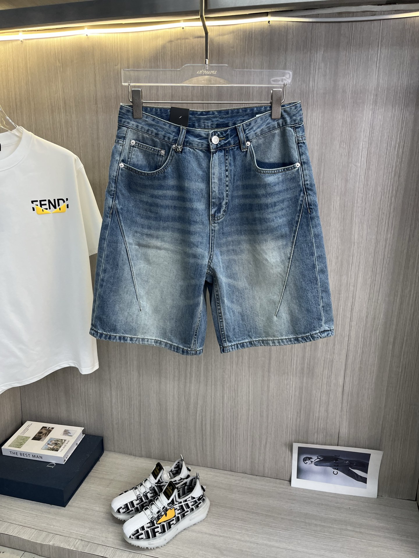 NO:937917,VERSACE Versace 2026 new men's jeans shorts. The fabric has good elasticity. Exclusively available on the official website. Fashionable and elegant. Heavy craftsmanship design. Using original color yeast washing process. Selected imported heavy denim denim fabric. Equipped with counter hardware decoration. Genuine leather label. Exquisite stitching. Big brand style. Worth having. Size 28-38, shipped next day,,versace,versace,shorts,jeans,19860909VERSACE范思哲 2026新品男士牛仔裤短裤 面料弹性好.独家发售 官网同步 时尚优雅 重工艺设计.采用原色酵母水洗工艺 精选进口重磅丹宁牛仔面料 配专柜五金装饰 真皮皮牌 精致车线 大牌风范 值得拥有.码数28-38,隔天出货,,versace,versace,shorts,jeans,,Men's clothing