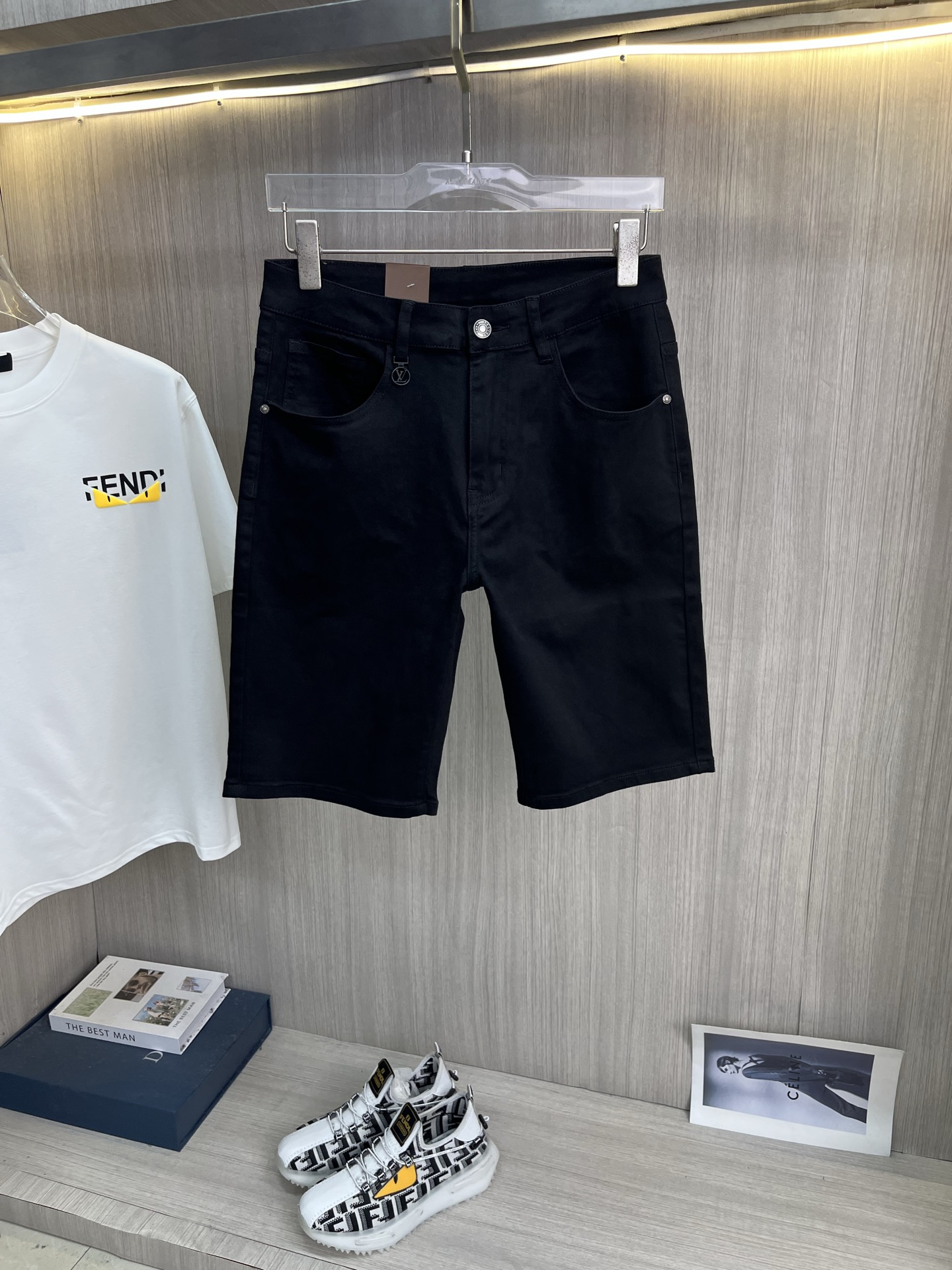 NO:937932,LV Louis Vuitton 2026 new men's jeans shorts. The fabric has good elasticity. Exclusively available on the official website. Fashionable and elegant. Heavy craftsmanship design. Using original color yeast washing process. Selected imported heavy denim denim fabric. Equipped with counter hardware decoration. Genuine leather label. Exquisite stitching. Big brand style. Worth having. Size 28-38, shipped next day,, louis vuitton, louis vuitton, shorts, jeans,19860909LV路易威登 2026新品男士牛仔裤短裤 面料弹性好.独家发售 官网同步 时尚优雅 重工艺设计.采用原色酵母水洗工艺 精选进口重磅丹宁牛仔面料 配专柜五金装饰 真皮皮牌 精致车线 大牌风范 值得拥有.码数28-38,隔天出货,,louis vuitton,louis vuitton,shorts,jeans,,Men's clothing