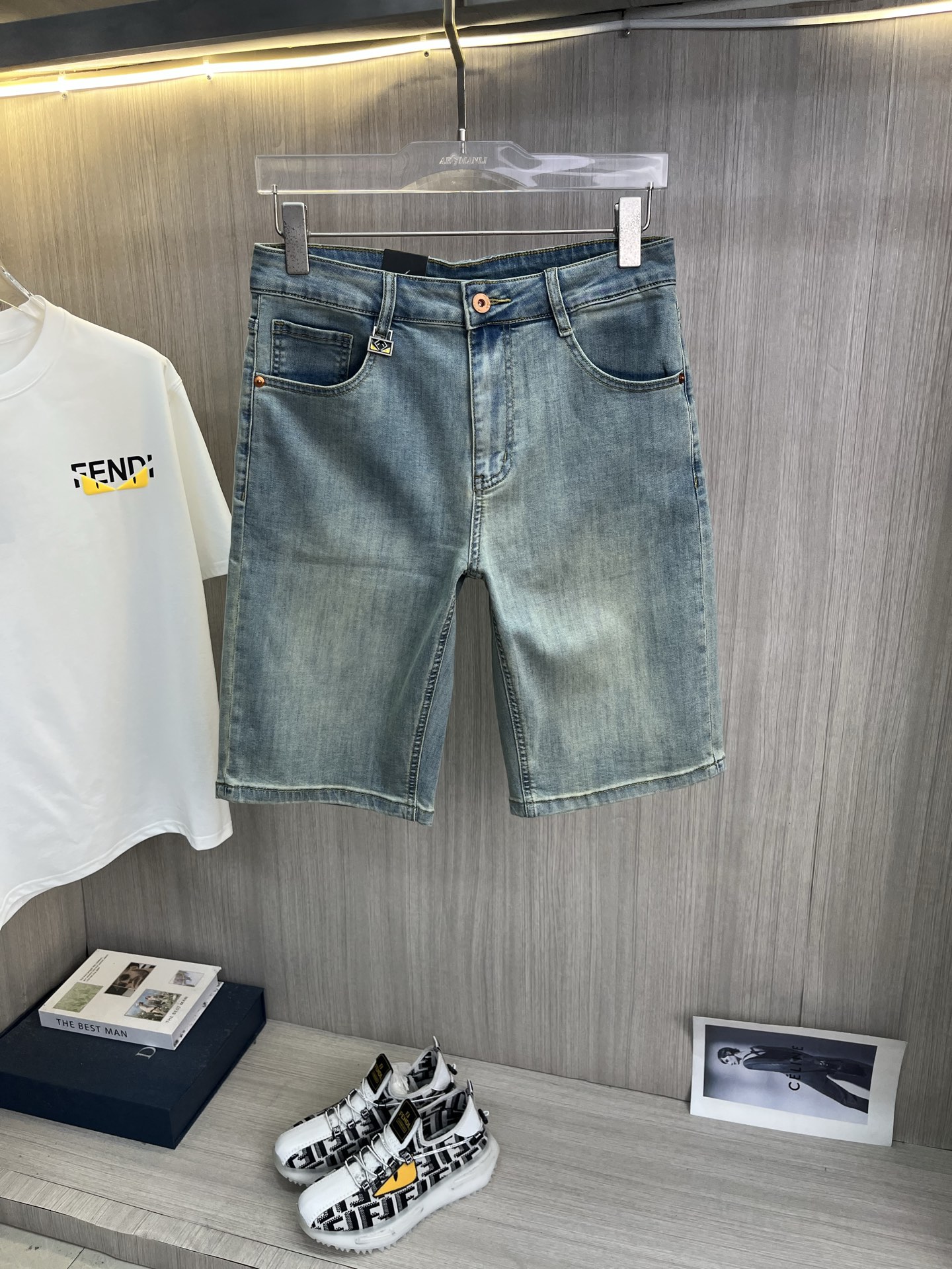 NO:937931,FENDI Fendi 2026 new men's jeans shorts. The fabric has good elasticity. Exclusively available on the official website. Fashionable and elegant. Heavy craftsmanship design. Using original color yeast washing process. Selected imported heavy denim denim fabric. Equipped with counter hardware decoration. Genuine leather label. Exquisite stitching. Big brand style. Worth owning. Size 28-38, shipped next day,,fendi,fendi,shorts,jeans,19860909FENDI芬迪 2026新品男士牛仔裤短裤 面料弹性好.独家发售 官网同步 时尚优雅 重工艺设计.采用原色酵母水洗工艺 精选进口重磅丹宁牛仔面料 配专柜五金装饰 真皮皮牌 精致车线 大牌风范 值得拥有.码数28-38,隔天出货,,fendi,fendi,shorts,jeans,,Men's clothing