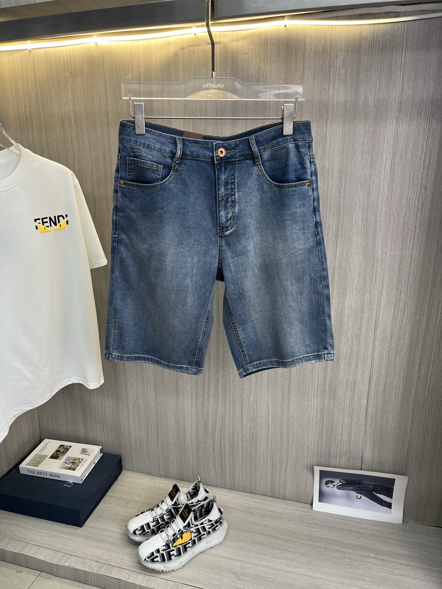 NO:937927,LV Louis Vuitton 2026 new men's jeans shorts. The fabric has good elasticity. Exclusively available on the official website. Fashionable and elegant. Heavy craftsmanship design. Using original color yeast washing process. Selected imported heavy denim denim fabric. Equipped with counter hardware decoration. Genuine leather label. Exquisite stitching. Big brand style. Worth having. Size 28-38, shipped next day,, louis vuitton, louis vuitton, shorts, jeans,19860909LV路易威登 2026新品男士牛仔裤短裤 面料弹性好.独家发售 官网同步 时尚优雅 重工艺设计.采用原色酵母水洗工艺 精选进口重磅丹宁牛仔面料 配专柜五金装饰 真皮皮牌 精致车线 大牌风范 值得拥有.码数28-38,隔天出货,,louis vuitton,louis vuitton,shorts,jeans,,Men's clothing