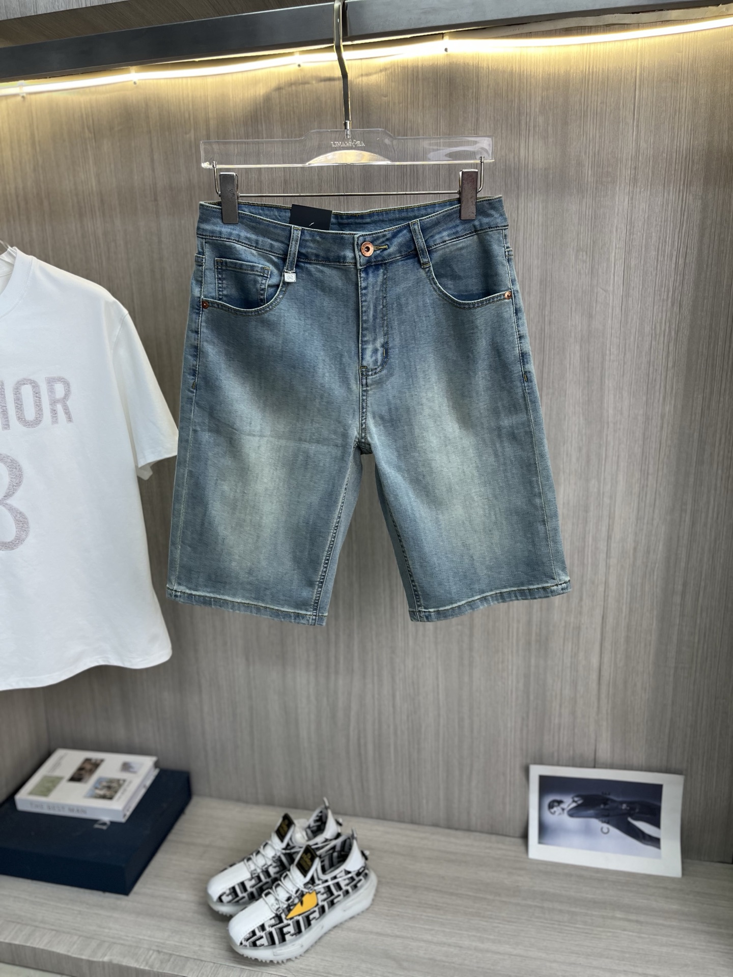 NO:937925,HERMES Hermès 2026 new men's jeans shorts. The fabric has good elasticity. Exclusively available on the official website. Fashionable and elegant. Heavy craftsmanship design. Using original color yeast washing process. Selected imported heavyweight denim denim fabric. Equipped with counter hardware decoration. Genuine leather label. Exquisite stitching. Big brand style. Worth owning. Size 28-38, shipped next day, hermes, hermes, shorts, jeans,19860909HERMES爱马仕 2026新品男士牛仔裤短裤 面料弹性好.独家发售 官网同步 时尚优雅 重工艺设计.采用原色酵母水洗工艺 精选进口重磅丹宁牛仔面料 配专柜五金装饰 真皮皮牌 精致车线 大牌风范 值得拥有.码数28-38,隔天出货,,hermes,hermes,shorts,jeans,,Men's clothing