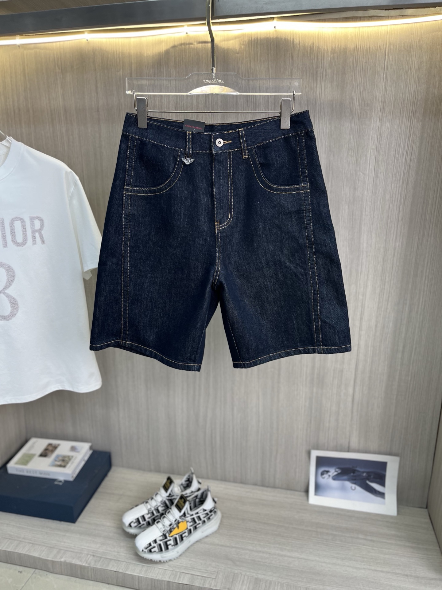 NO:937924,ARMANI Armani 2026 new men's jeans shorts. The fabric has good elasticity. Exclusively available on the official website. Fashionable and elegant. Heavy craftsmanship design. Using original color yeast washing process. Selected imported heavy denim denim fabric. Equipped with counter hardware decoration. Genuine leather label. Exquisite stitching. Big brand style. Worth having. Size 28-38, shipped next day, armani, armani, shorts, jeans,19860909ARMANI阿玛尼 2026新品男士牛仔裤短裤 面料弹性好.独家发售 官网同步 时尚优雅 重工艺设计.采用原色酵母水洗工艺 精选进口重磅丹宁牛仔面料 配专柜五金装饰 真皮皮牌 精致车线 大牌风范 值得拥有.码数28-38,隔天出货,,armani,armani,shorts,jeans,,Men's clothing