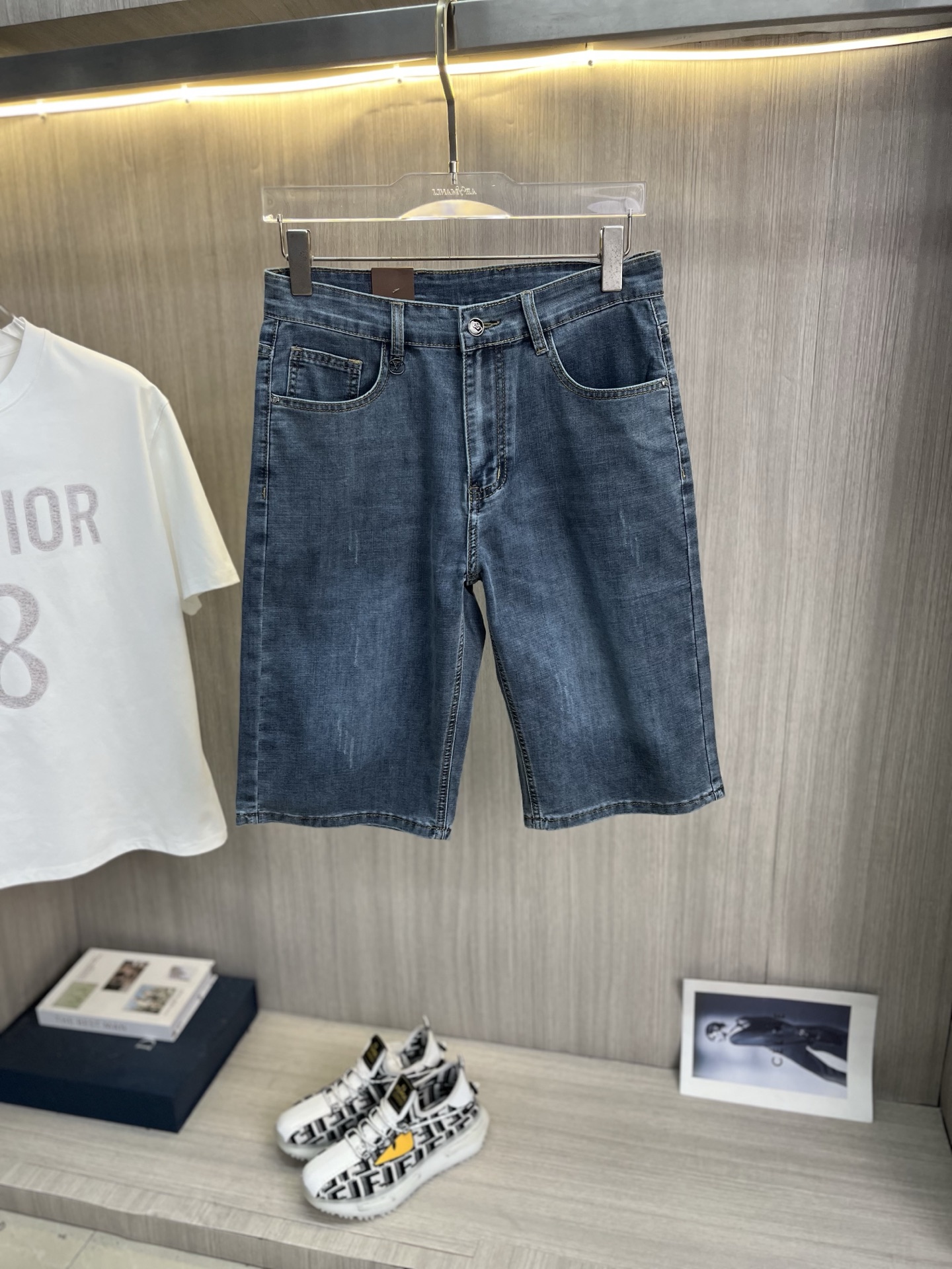 NO:937922,LV Louis Vuitton 2026 new men's jeans shorts. The fabric has good elasticity. Exclusively available on the official website. Fashionable and elegant. Heavy craftsmanship design. Using original color yeast washing process. Selected imported heavy denim denim fabric. Equipped with counter hardware decoration. Genuine leather label. Exquisite stitching. Big brand style. Worth having. Size 28-38, shipped next day,, louis vuitton, louis vuitton, shorts, jeans,19860909LV路易威登 2026新品男士牛仔裤短裤 面料弹性好.独家发售 官网同步 时尚优雅 重工艺设计.采用原色酵母水洗工艺 精选进口重磅丹宁牛仔面料 配专柜五金装饰 真皮皮牌 精致车线 大牌风范 值得拥有.码数28-38,隔天出货,,louis vuitton,louis vuitton,shorts,jeans,,Men's clothing