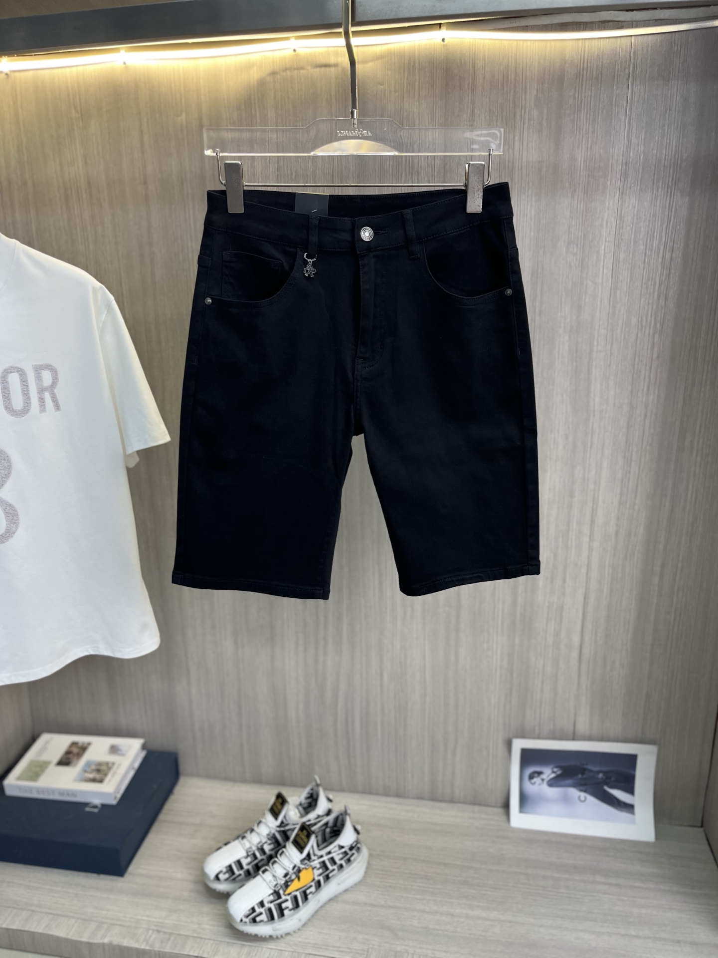 NO:937920,PRADA 2026 new men's jeans shorts. The fabric has good elasticity. Exclusively sold on the official website. Fashionable and elegant. Heavy craftsmanship design. Using original color yeast washing process. Selected imported heavy denim denim fabric. Equipped with counter hardware decoration. Genuine leather label. Exquisite stitching. Big brand style. Worth having. Size 28-38, shipped next day, prada, prada, shorts, jeans,19860909PRADA普拉达 2026新品男士牛仔裤短裤 面料弹性好.独家发售 官网同步 时尚优雅 重工艺设计.采用原色酵母水洗工艺 精选进口重磅丹宁牛仔面料 配专柜五金装饰 真皮皮牌 精致车线 大牌风范 值得拥有.码数28-38,隔天出货,,prada,prada,shorts,jeans,,Men's clothing