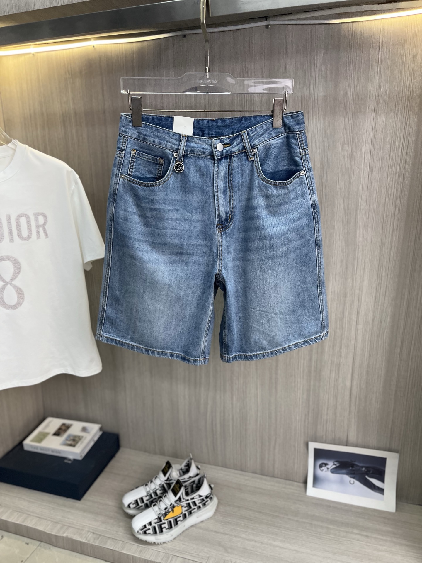 NO:937918,GUCCI Gucci 2026 new men's jeans shorts. The fabric has good elasticity. Exclusively sold on the official website. Fashionable and elegant. Heavy craftsmanship design. Using original color yeast washing process. Selected imported heavy denim denim fabric. Equipped with counter hardware decoration. Genuine leather label. Exquisite stitching. Big brand style. Worth having. Size 28-38, shipped next day,,gucci,shorts,jeans,19860909GUCCI古奇 2026新品男士牛仔裤短裤 面料弹性好.独家发售 官网同步 时尚优雅 重工艺设计.采用原色酵母水洗工艺 精选进口重磅丹宁牛仔面料 配专柜五金装饰 真皮皮牌 精致车线 大牌风范 值得拥有.码数28-38,隔天出货,,gucci,shorts,jeans,,Men's clothing