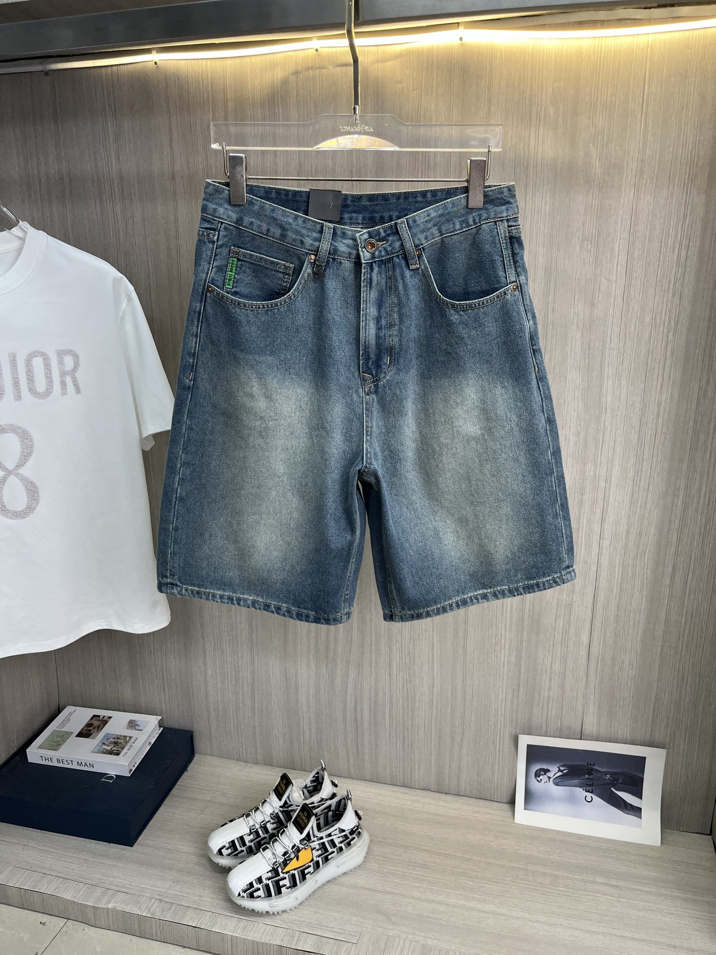 NO:937916,PRADA 2026 new men's jeans shorts. The fabric has good elasticity. Exclusively sold on the official website. Fashionable and elegant. Heavy craftsmanship design. Using original color yeast washing process. Selected imported heavy denim denim fabric. Equipped with counter hardware decoration. Genuine leather label. Exquisite stitching. Big brand style. Worth having. Size 28-38, shipped next day, prada, prada, shorts, jeans,19860909PRADA普拉达 2026新品男士牛仔裤短裤 面料弹性好.独家发售 官网同步 时尚优雅 重工艺设计.采用原色酵母水洗工艺 精选进口重磅丹宁牛仔面料 配专柜五金装饰 真皮皮牌 精致车线 大牌风范 值得拥有.码数28-38,隔天出货,,prada,prada,shorts,jeans,,Men's clothing
