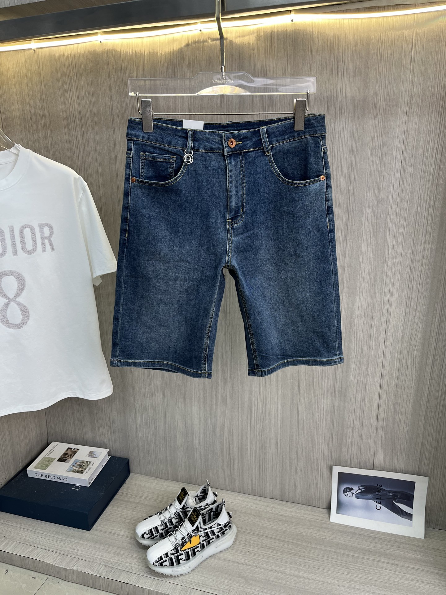NO:937915,DIOR Dior 2026 new men's jeans shorts. The fabric has good elasticity. Exclusively available on the official website. Fashionable and elegant. Heavy craftsmanship design. Using original color yeast washing process. Selected imported heavy denim denim fabric. Equipped with counter hardware decoration. Genuine leather label. Exquisite stitching. Big brand style. Worth owning. Size 28-38, shipped next day, dior, dior, shorts, jeans,19860909DIOR迪奥 2026新品男士牛仔裤短裤 面料弹性好.独家发售 官网同步 时尚优雅 重工艺设计.采用原色酵母水洗工艺 精选进口重磅丹宁牛仔面料 配专柜五金装饰 真皮皮牌 精致车线 大牌风范 值得拥有.码数28-38,隔天出货,,dior,dior,shorts,jeans,,Men's clothing