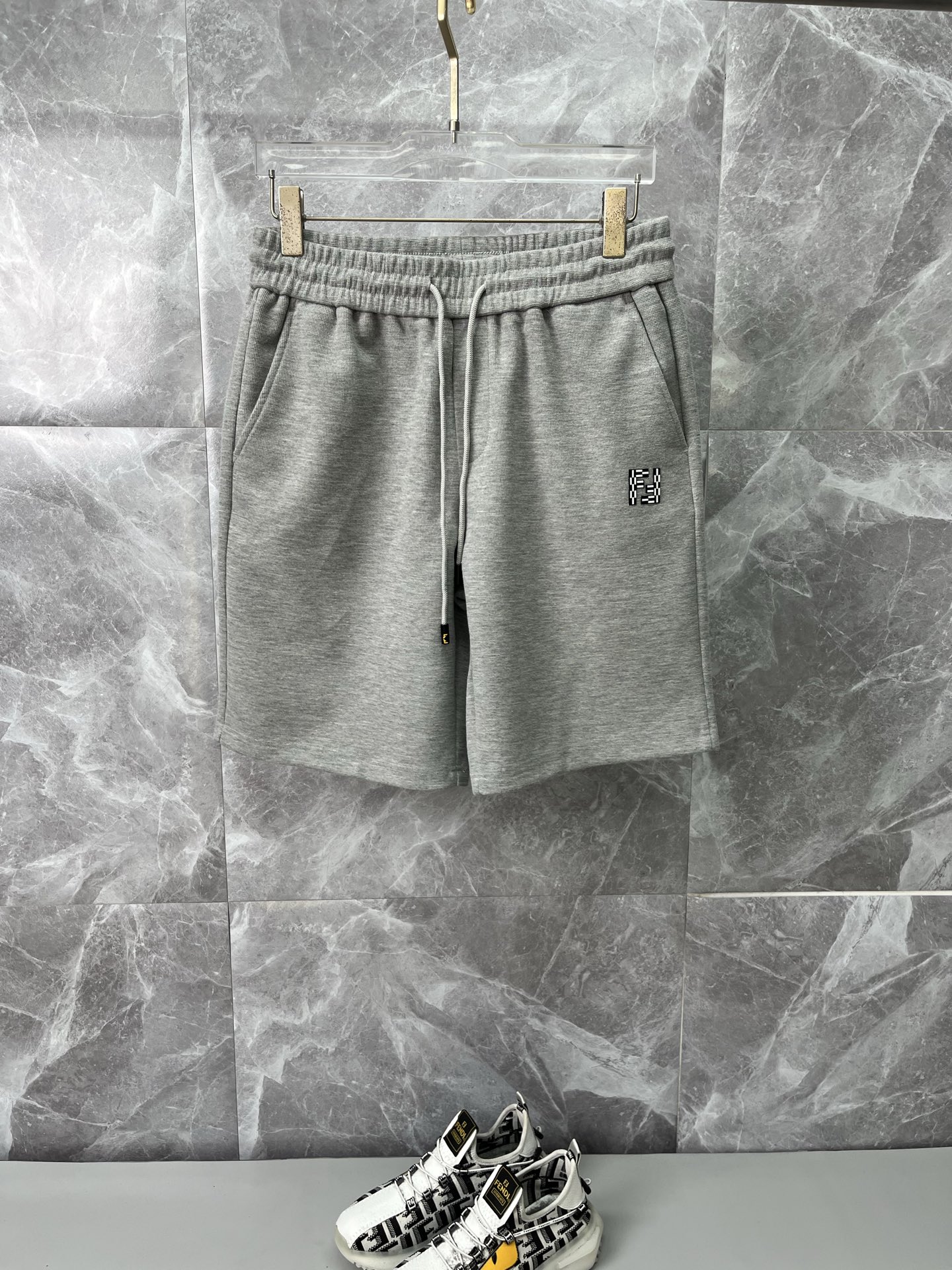 NO:953557,FENDI Fendi's new style is coming, 2026 spring and summer new casual pants and shorts, imported high-density customized waffle fabric, comfortable, soft and skin-friendly, straight and not easy to wrinkle, simple and clear, super versatile upper body effect, super fashionable and versatile, straight and stylish, a wardrobe must-have!  Suitable for any occasion, sizes M-4XL, next day shipping, fendi, fendi, shorts,19860909FENDI芬迪 新款来袭 2026春夏新款休闲裤短裤,进口高密度定制华夫格面料,舒适柔软亲肤,笔挺不易起皱,简单明了,超级百搭上身效果超级棒时尚百搭,笔挺有型,衣橱必备！适合任何场合穿着,码数M-4XL,隔天出货,,fendi,fendi,shorts,,Men's clothing