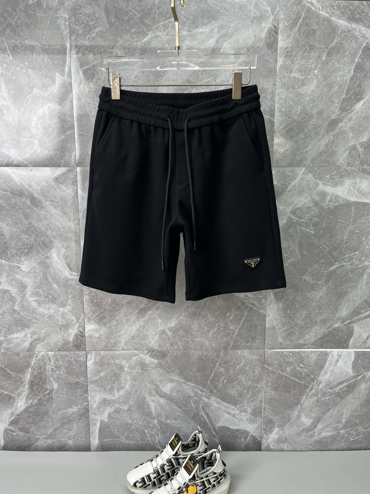 NO:953568,PRADA's new style is coming, 2026 spring and summer new casual pants and shorts, imported high-density customized waffle fabric, comfortable, soft and skin-friendly, straight and not easy to wrinkle, simple and clear, super versatile upper body effect, super fashionable and versatile, straight and stylish, a wardrobe must-have!  Suitable for any occasion, sizes M-4XL, next day shipping, prada, prada, shorts,19860909PRADA普拉达 新款来袭 2026春夏新款休闲裤短裤,进口高密度定制华夫格面料,舒适柔软亲肤,笔挺不易起皱,简单明了,超级百搭上身效果超级棒时尚百搭,笔挺有型,衣橱必备！适合任何场合穿着,码数M-4XL,隔天出货,,prada,prada,shorts,,Men's clothing