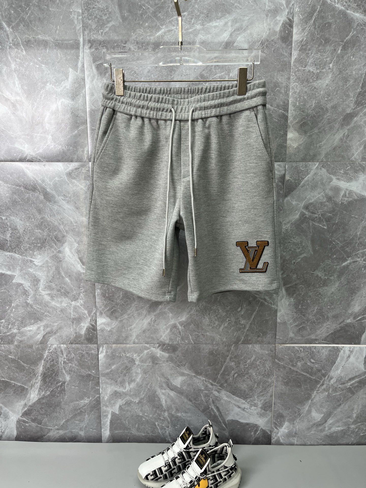 NO:953479,LV Louis Vuitton's new style is coming, 2026 spring and summer new casual pants and shorts, imported high-density customized waffle fabric, comfortable, soft and skin-friendly, straight and not easy to wrinkle, simple and clear, super versatile upper body effect, super fashionable and versatile, straight and stylish, a wardrobe must-have!  Suitable for any occasion, sizes M-4XL, next day shipping, louis vuitton, louis vuitton, shorts,19860909LV路易威登 新款来袭 2026春夏新款休闲裤短裤,进口高密度定制华夫格面料,舒适柔软亲肤,笔挺不易起皱,简单明了,超级百搭上身效果超级棒时尚百搭,笔挺有型,衣橱必备！适合任何场合穿着,码数M-4XL,隔天出货,,louis vuitton,louis vuitton,shorts,,Men's clothing