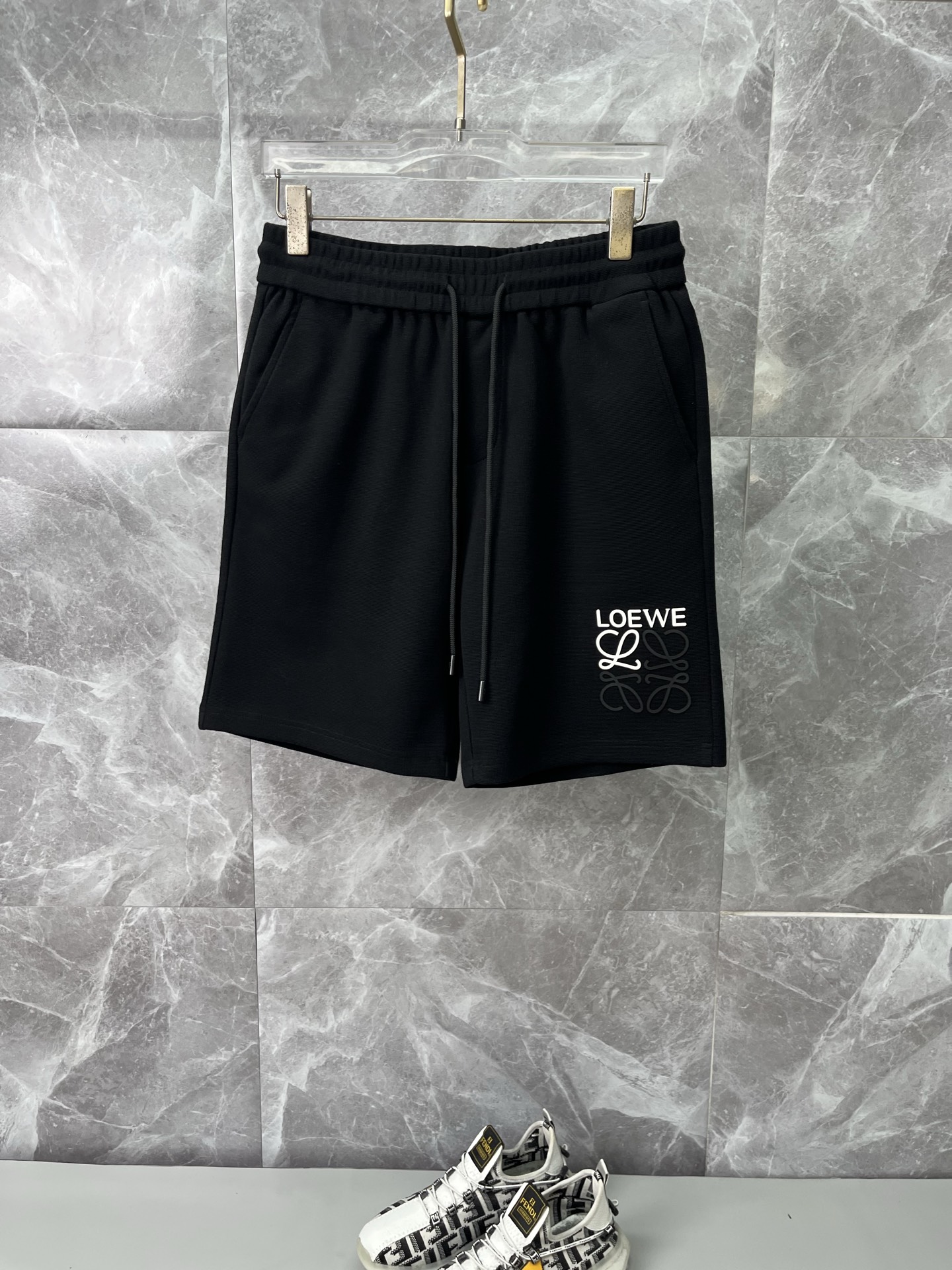NO:953491,LOEWE's new style is coming, 2026 spring and summer new casual pants and shorts, imported high-density customized waffle fabric, comfortable, soft and skin-friendly, straight and not easy to wrinkle, simple and clear, super versatile upper body effect, super fashionable and versatile, straight and stylish, a wardrobe must-have!  Suitable for any occasion, sizes M-4XL, next day shipping, loewe, loewe, shorts,19860909LOEWE罗意威 新款来袭 2026春夏新款休闲裤短裤,进口高密度定制华夫格面料,舒适柔软亲肤,笔挺不易起皱,简单明了,超级百搭上身效果超级棒时尚百搭,笔挺有型,衣橱必备！适合任何场合穿着,码数M-4XL,隔天出货,,loewe,loewe,shorts,,Men's clothing