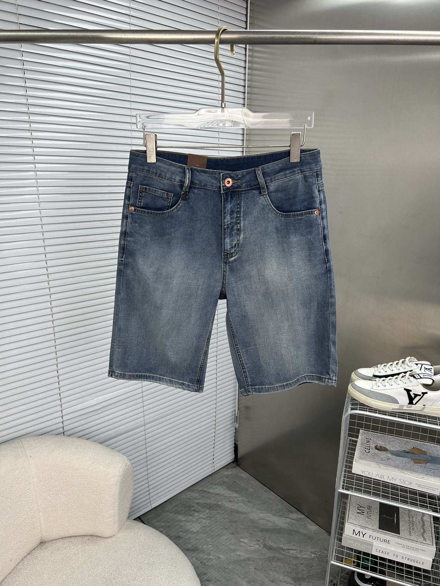 NO:953544,LV Louis Vuitton 2026 new men's jeans shorts. The fabric has good elasticity. Exclusively available on the official website. Fashionable and elegant. Heavy craftsmanship design. Using original color yeast washing process. Selected imported heavy denim denim fabric. Equipped with counter hardware decoration. Genuine leather label. Exquisite stitching. Big brand style. Worth having. Size 28-38, shipped next day, louis vuitton, louis vuitton, shorts, jeans,19860909LV路易威登 2026新品男士牛仔裤短裤 面料弹性好.独家发售 官网同步 时尚优雅 重工艺设计.采用原色酵母水洗工艺 精选进口重磅丹宁牛仔面料 配专柜五金装饰 真皮皮牌 精致车线 大牌风范 值得拥有.码数28-38,隔天出货,,louis vuitton,louis vuitton,shorts,jeans,,Men's clothing