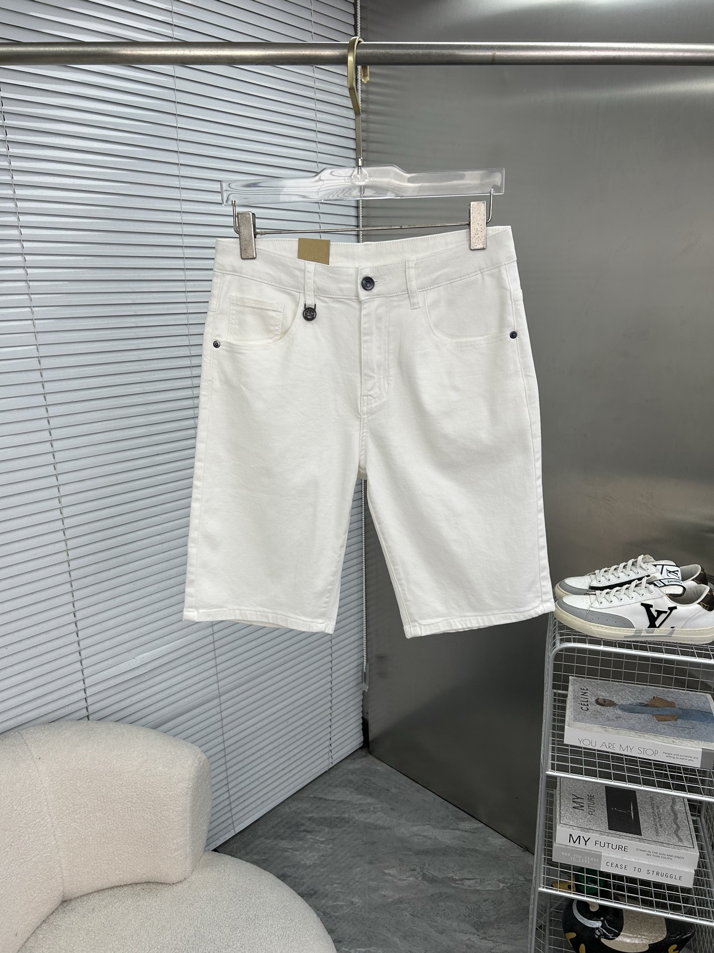 NO:953529,BURBERRY 2026 new men's jeans shorts. The fabric has good elasticity. Exclusively available on the official website. Fashionable and elegant. Heavy craftsmanship design. Using original color yeast washing process. Selected imported heavy denim denim fabric. Equipped with counter hardware decoration. Genuine leather label. Exquisite stitching. Big brand style. Worth owning. Size 28-38, shipped next day, burberry, burberry, shorts, jeans,19860909BURBERRY巴宝莉 2026新品男士牛仔裤短裤 面料弹性好.独家发售 官网同步 时尚优雅 重工艺设计.采用原色酵母水洗工艺 精选进口重磅丹宁牛仔面料 配专柜五金装饰 真皮皮牌 精致车线 大牌风范 值得拥有.码数28-38,隔天出货,,burberry,burberry,shorts,jeans,,Men's clothing