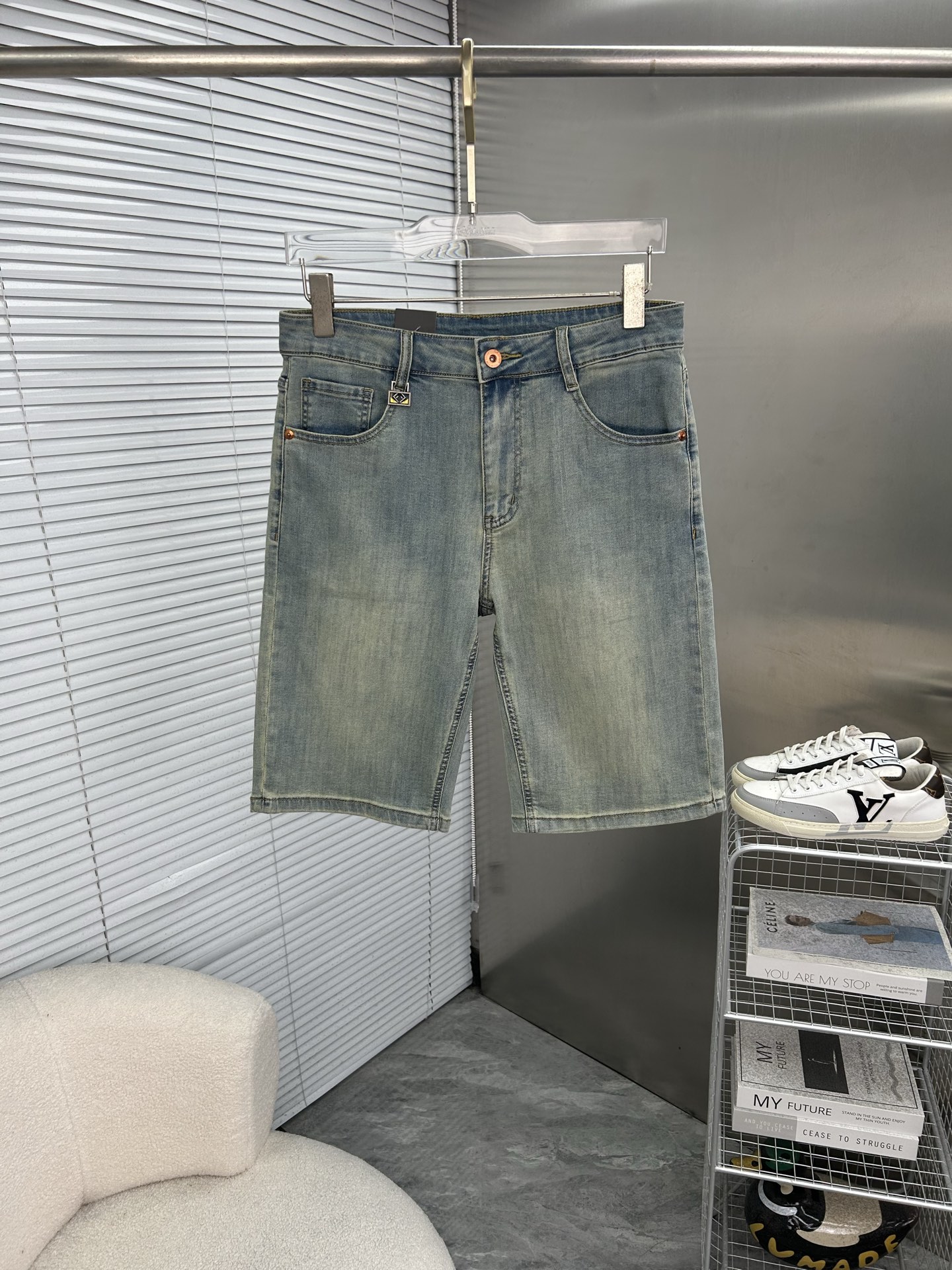 NO:953516,FENDI Fendi 2026 new men's jeans shorts. The fabric has good elasticity. Exclusively available on the official website. Fashionable and elegant. Heavy craftsmanship design. Using original color yeast washing process. Selected imported heavyweight denim denim fabric. Equipped with counter hardware decoration. Genuine leather label. Exquisite stitching. Big brand style. Worth having. Size 28-38, shipped next day,,fendi,fendi,shorts,jeans,19860909FENDI芬迪 2026新品男士牛仔裤短裤 面料弹性好.独家发售 官网同步 时尚优雅 重工艺设计.采用原色酵母水洗工艺 精选进口重磅丹宁牛仔面料 配专柜五金装饰 真皮皮牌 精致车线 大牌风范 值得拥有.码数28-38,隔天出货,,fendi,fendi,shorts,jeans,,Men's clothing