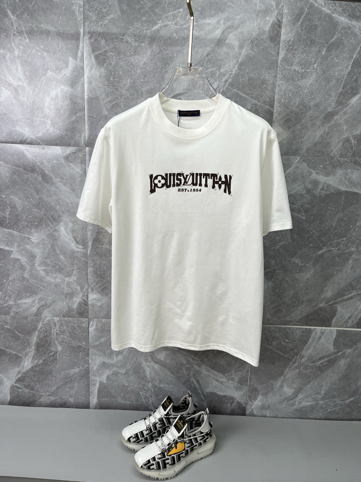 NO:915368,LV Louis Vuitton's latest 2026ss spring and summer short-sleeved T-shirts are now available!  !  2026 new T-shirt, high version special fabric, high weight (260g) pure cotton fabric, comfortable yet wide upper body, embroidery technology, digital printing, flocking technology, same style for men and women, loose version, fine workmanship, comfortable upper body, super handsome upper body, same style for men and women, M-3XL (slightly wider version),, louis vuitton, louis vuitton, T-shirt, tees, t-shirt,19860909LV路易威登 2026ss春夏最新款短袖T恤出货啦！！ 2026新款T恤 高版本专用面料 高克重（260g）纯棉面料 上身舒适不失挺阔 刺绣工艺、数字印花、植绒工艺,男女同款 宽松版型 做工走线精细 面料上身舒适 超帅上身 男女同款M-3XL（版型微阔）,,louis vuitton,louis vuitton,T-shirt,tees，t-shirt,,Men's clothing