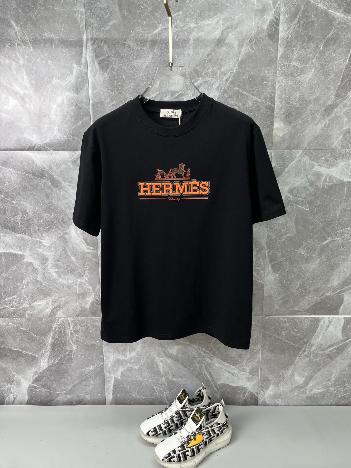 NO:915371,HERMES 2026ss latest short-sleeved T-shirt for spring and summer is now available!  !  2026 new T-shirt, high-version special fabric, high weight (260g) pure cotton fabric, comfortable yet wide upper body, embroidery technology, digital printing, flocking technology, same style for men and women, loose fit, fine workmanship, comfortable upper body, super handsome upper body, same style for men and women, M-3XL (slightly wider version),, hermes, hermes, T-shirt, tees, t-shirt,19860909HERMES爱马仕 2026ss春夏最新款短袖T恤出货啦！！ 2026新款T恤 高版本专用面料 高克重（260g）纯棉面料 上身舒适不失挺阔 刺绣工艺、数字印花、植绒工艺,男女同款 宽松版型 做工走线精细 面料上身舒适 超帅上身 男女同款M-3XL（版型微阔）,,hermes,hermes,T-shirt,tees，t-shirt,,Men's clothing