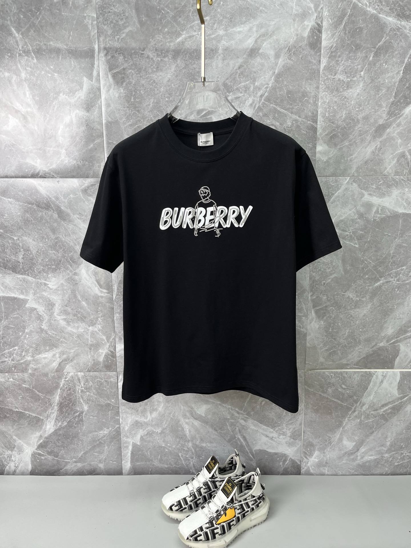 NO:915374,BURBERRY's latest 2026ss spring and summer short-sleeved T-shirts are now available!  !  2026 new T-shirt, high version special fabric, high weight (260g) pure cotton fabric, comfortable yet wide upper body, embroidery technology, digital printing, flocking technology, same style for men and women, loose fit, fine workmanship, comfortable upper body, super handsome upper body, same style for men and women, M-3XL (slightly wider version),, burberry, burberry, T-shirt, tees, t-shirt,19860909BURBERRY巴宝莉 2026ss春夏最新款短袖T恤出货啦！！ 2026新款T恤 高版本专用面料 高克重（260g）纯棉面料 上身舒适不失挺阔 刺绣工艺、数字印花、植绒工艺,男女同款 宽松版型 做工走线精细 面料上身舒适 超帅上身 男女同款M-3XL（版型微阔）,,burberry,burberry,T-shirt,tees，t-shirt,,Men's clothing