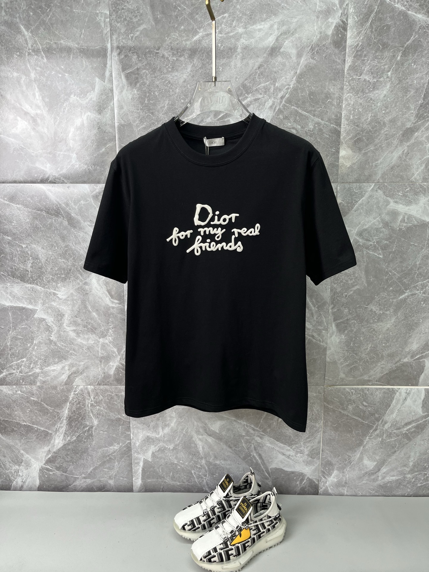 NO:915377,DIOR Dior's latest 2026ss spring and summer short-sleeved T-shirt is now available!  !  2026 new T-shirt, high-version special fabric, high weight (260g) pure cotton fabric, comfortable yet wide upper body, embroidery technology, digital printing, flocking technology, same style for men and women, loose fit, fine workmanship, comfortable upper body, super handsome upper body, same style for men and women, M-3XL (slightly wider version),, dior, dior, T-shirt, tees, t-shirt,19860909DIOR迪奥 2026ss春夏最新款短袖T恤出货啦！！ 2026新款T恤 高版本专用面料 高克重（260g）纯棉面料 上身舒适不失挺阔 刺绣工艺、数字印花、植绒工艺,男女同款 宽松版型 做工走线精细 面料上身舒适 超帅上身 男女同款M-3XL（版型微阔）,,dior,dior,T-shirt,tees，t-shirt,,Men's clothing