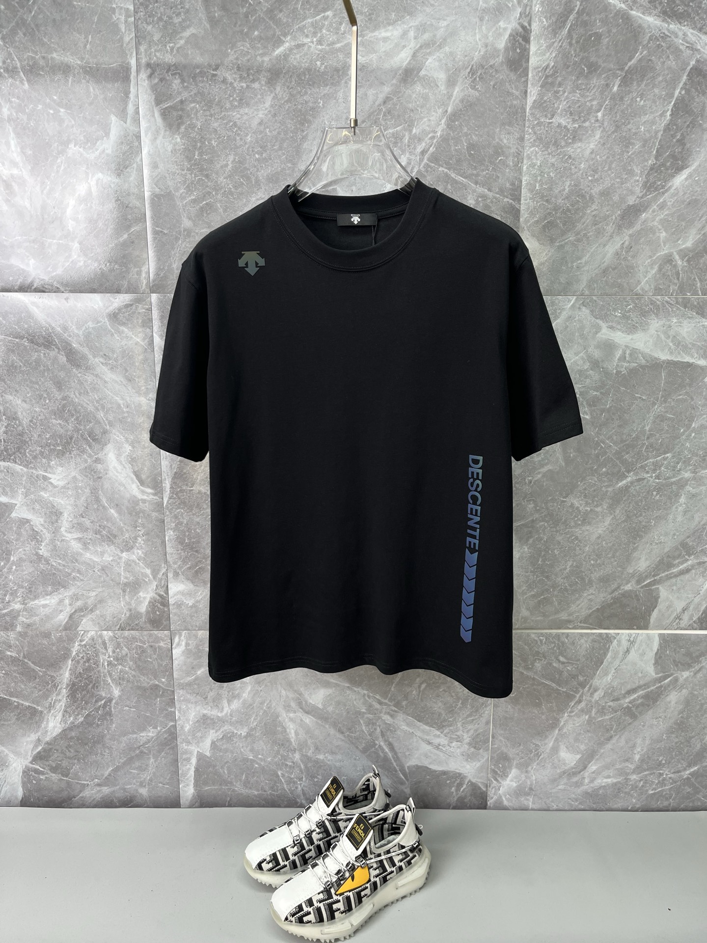NO:915378,DESCENTE Desante's latest 2026ss spring and summer short-sleeved T-shirt is now available!  !  2026 new T-shirt, high version special fabric, high weight (260g) pure cotton fabric, comfortable yet wide upper body, embroidery technology, digital printing, flocking technology, same style for men and women, loose version, fine workmanship, comfortable upper body, super handsome upper body, same style for men and women, M-3XL (slightly wider version),, T-shirt, tees, t-shirt,19860909DESCENTE迪桑特 2026ss春夏最新款短袖T恤出货啦！！ 2026新款T恤 高版本专用面料 高克重（260g）纯棉面料 上身舒适不失挺阔 刺绣工艺、数字印花、植绒工艺,男女同款 宽松版型 做工走线精细 面料上身舒适 超帅上身 男女同款M-3XL（版型微阔）,,T-shirt,tees，t-shirt,,Men's clothing
