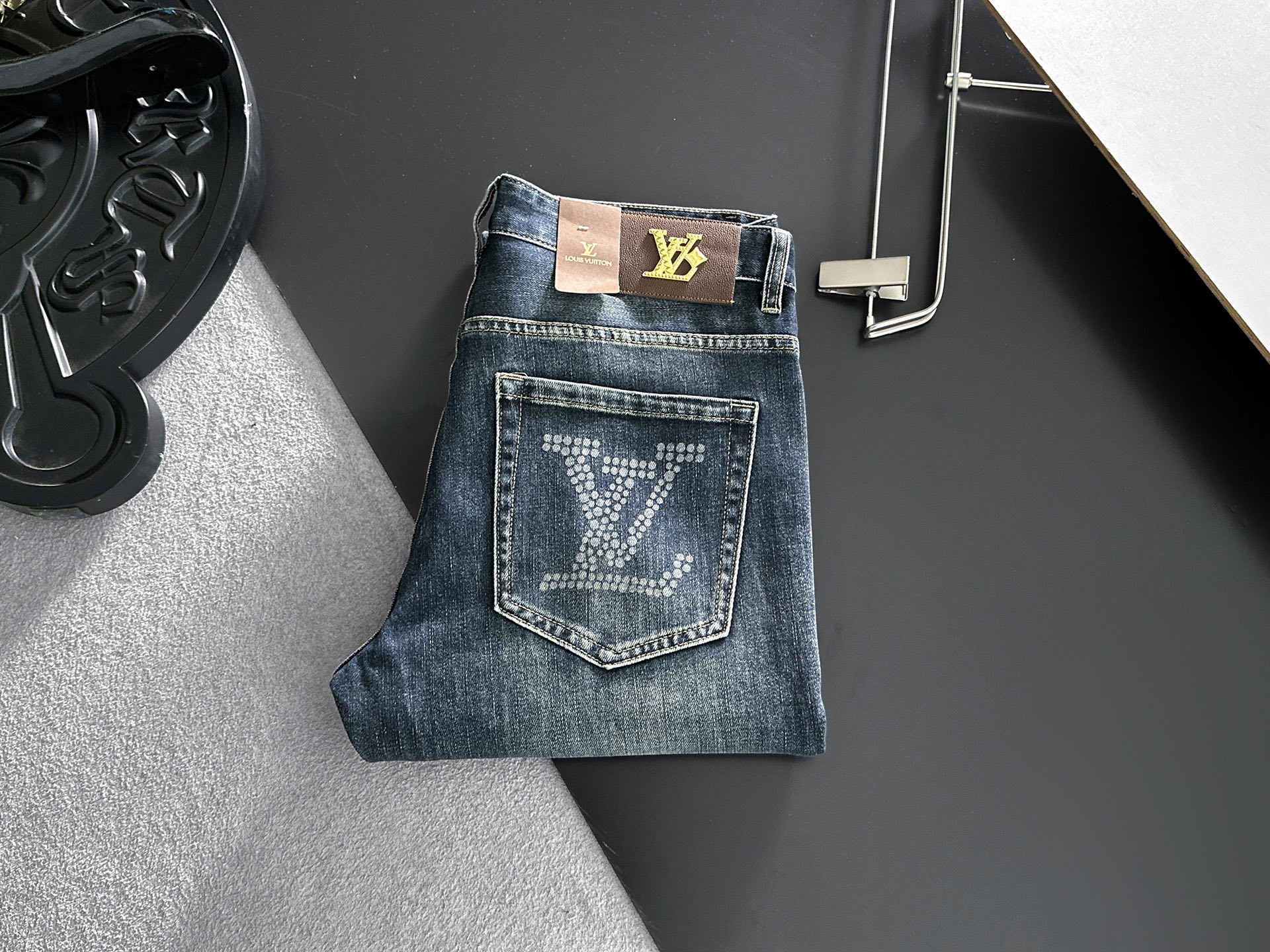 NO:918663,LV Louis Vuitton's 2026 new men's jeans are made of good elasticity. Exclusively available on the official website. Fashionable and elegant. Designed with heavy craftsmanship. Using original color yeast washing process. Selected imported heavyweight denim denim fabric. Equipped with counter hardware decoration. Genuine leather label. Exquisite stitching. Big brand style. Worth having. Size 28-38, shipped next day,,louis vuitton,louis vuitton,jeans,19860909LV路易威登 2026新品男士牛仔裤 面料弹性好.独家发售 官网同步 时尚优雅 重工艺设计.采用原色酵母水洗工艺 精选进口重磅丹宁牛仔面料 配专柜五金装饰 真皮皮牌 精致车线 大牌风范 值得拥有.码数28-38,隔天出货,,louis vuitton,louis vuitton,jeans,,Men's clothing
