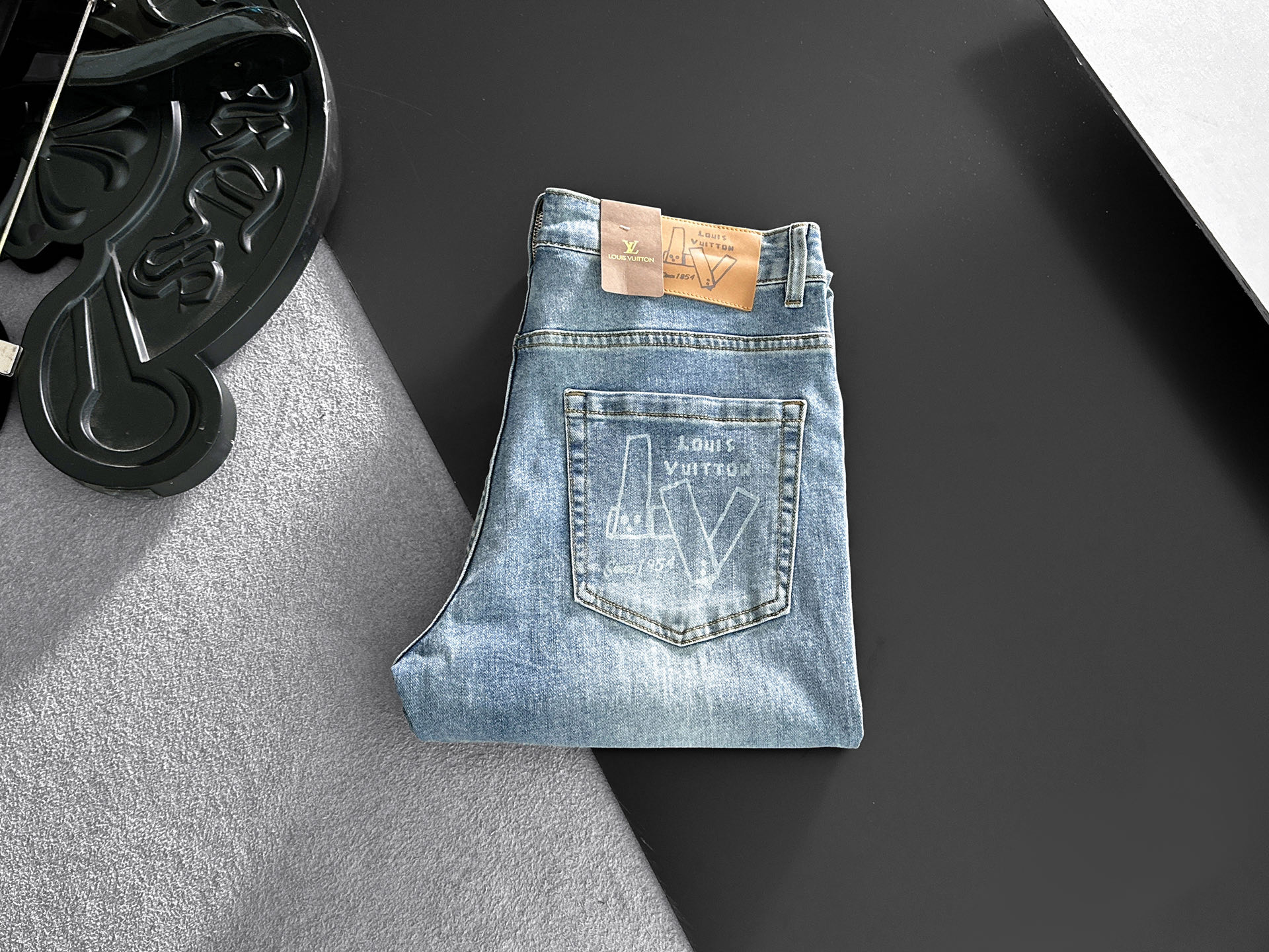 NO:918669,LV Louis Vuitton's 2026 new men's jeans are made of good elasticity. Exclusively available on the official website. Fashionable and elegant. Designed with heavy craftsmanship. Using original color yeast washing process. Selected imported heavyweight denim denim fabric. Equipped with counter hardware decoration. Genuine leather label. Exquisite stitching. Big brand style. Worth having. Size 28-38, shipped next day,,louis vuitton,louis vuitton,jeans,19860909LV路易威登 2026新品男士牛仔裤 面料弹性好.独家发售 官网同步 时尚优雅 重工艺设计.采用原色酵母水洗工艺 精选进口重磅丹宁牛仔面料 配专柜五金装饰 真皮皮牌 精致车线 大牌风范 值得拥有.码数28-38,隔天出货,,louis vuitton,louis vuitton,jeans,,Men's clothing