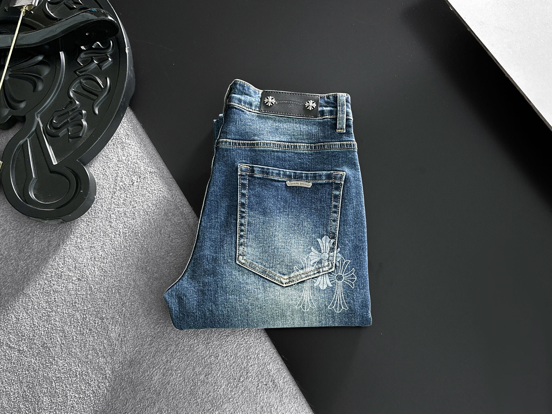 NO:918672,CH Chrome Hearts 2026 new men's jeans. The fabric is very elastic. Exclusively available on the official website. Fashionable and elegant. Heavy craftsmanship design. Uses original color yeast washing process. Selected imported heavyweight denim denim fabric. Equipped with counter hardware decoration. Genuine leather label. Exquisite stitching. Big brand style. Worth owning. Code number 28-38, shipped next day,,chrome hearts,jeans,19860909CH克罗心 2026新品男士牛仔裤 面料弹性好.独家发售 官网同步 时尚优雅 重工艺设计.采用原色酵母水洗工艺 精选进口重磅丹宁牛仔面料 配专柜五金装饰 真皮皮牌 精致车线 大牌风范 值得拥有.码数28-38,隔天出货,,chrome hearts,jeans,,Men's clothing