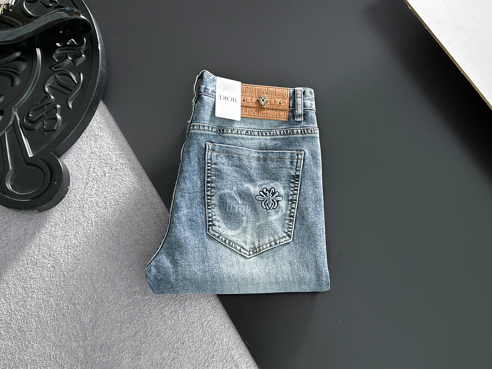 NO:918675,DIOR Dior's 2026 new men's jeans are made of good elasticity. Exclusively available on the official website. Fashionable and elegant. Heavy craftsmanship design. Using original color yeast washing process. Selected imported heavy denim denim fabric. Equipped with counter hardware decoration. Genuine leather label. Exquisite stitching. Big brand style. Worth owning. Size 28-38, shipped next day, dior, dior, jeans,19860909DIOR迪奥 2026新品男士牛仔裤 面料弹性好.独家发售 官网同步 时尚优雅 重工艺设计.采用原色酵母水洗工艺 精选进口重磅丹宁牛仔面料 配专柜五金装饰 真皮皮牌 精致车线 大牌风范 值得拥有.码数28-38,隔天出货,,dior,dior,jeans,,Men's clothing