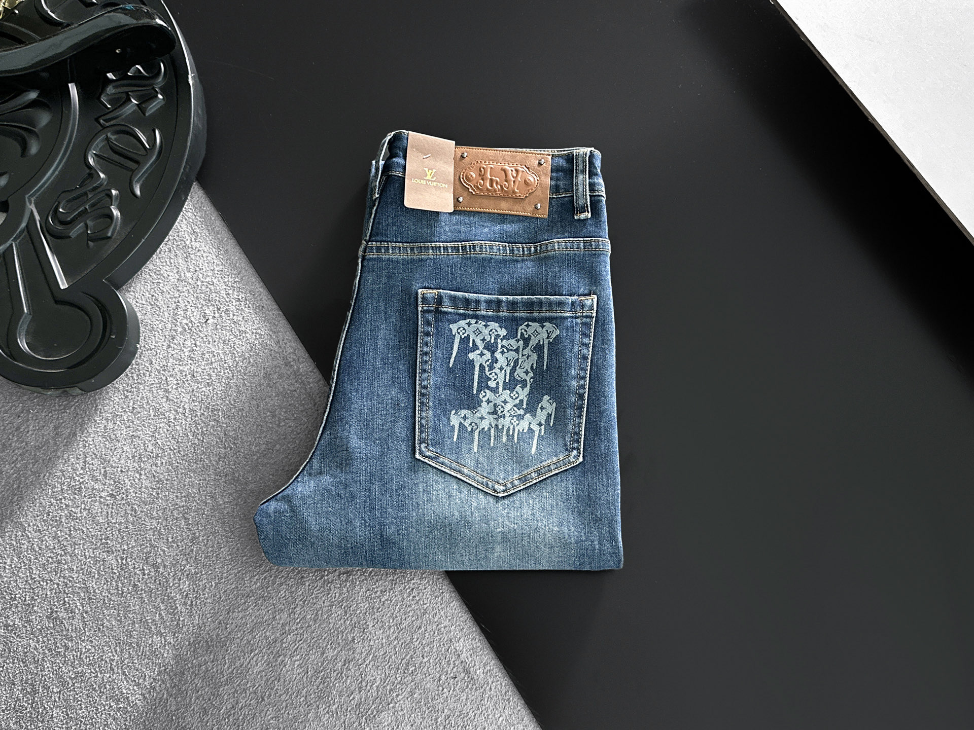 NO:918678,LV Louis Vuitton's 2026 new men's jeans are made of good elasticity. Exclusively available on the official website. Fashionable and elegant. Designed with heavy craftsmanship. Using original color yeast washing process. Selected imported heavyweight denim denim fabric. Equipped with counter hardware decoration. Genuine leather label. Exquisite stitching. Big brand style. Worth having. Size 28-38, shipped next day,,louis vuitton,louis vuitton,jeans,19860909LV路易威登 2026新品男士牛仔裤 面料弹性好.独家发售 官网同步 时尚优雅 重工艺设计.采用原色酵母水洗工艺 精选进口重磅丹宁牛仔面料 配专柜五金装饰 真皮皮牌 精致车线 大牌风范 值得拥有.码数28-38,隔天出货,,louis vuitton,louis vuitton,jeans,,Men's clothing