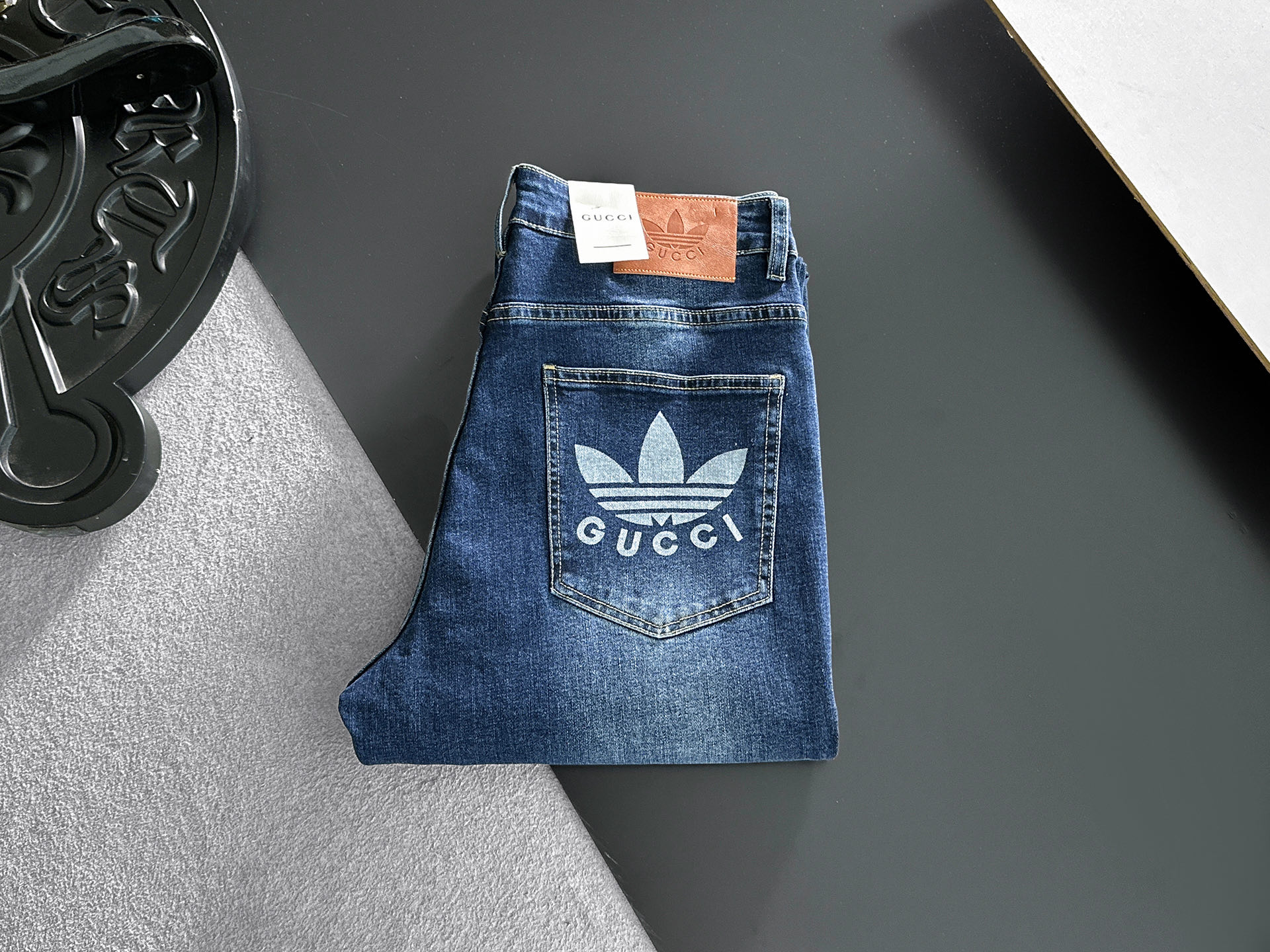 NO:918681,GUCCI Gucci 2026 new men's jeans. The fabric has good elasticity. Exclusively sold on the official website. Fashionable and elegant. Heavy craftsmanship design. Using original color yeast washing process. Selected imported heavy denim denim fabric. Equipped with counter hardware decoration. Genuine leather label. Exquisite stitching. Big brand style. Worth having. Size 28-38, shipped next day,,gucci,jeans,19860909GUCCI古奇 2026新品男士牛仔裤 面料弹性好.独家发售 官网同步 时尚优雅 重工艺设计.采用原色酵母水洗工艺 精选进口重磅丹宁牛仔面料 配专柜五金装饰 真皮皮牌 精致车线 大牌风范 值得拥有.码数28-38,隔天出货,,gucci,jeans,,Men's clothing