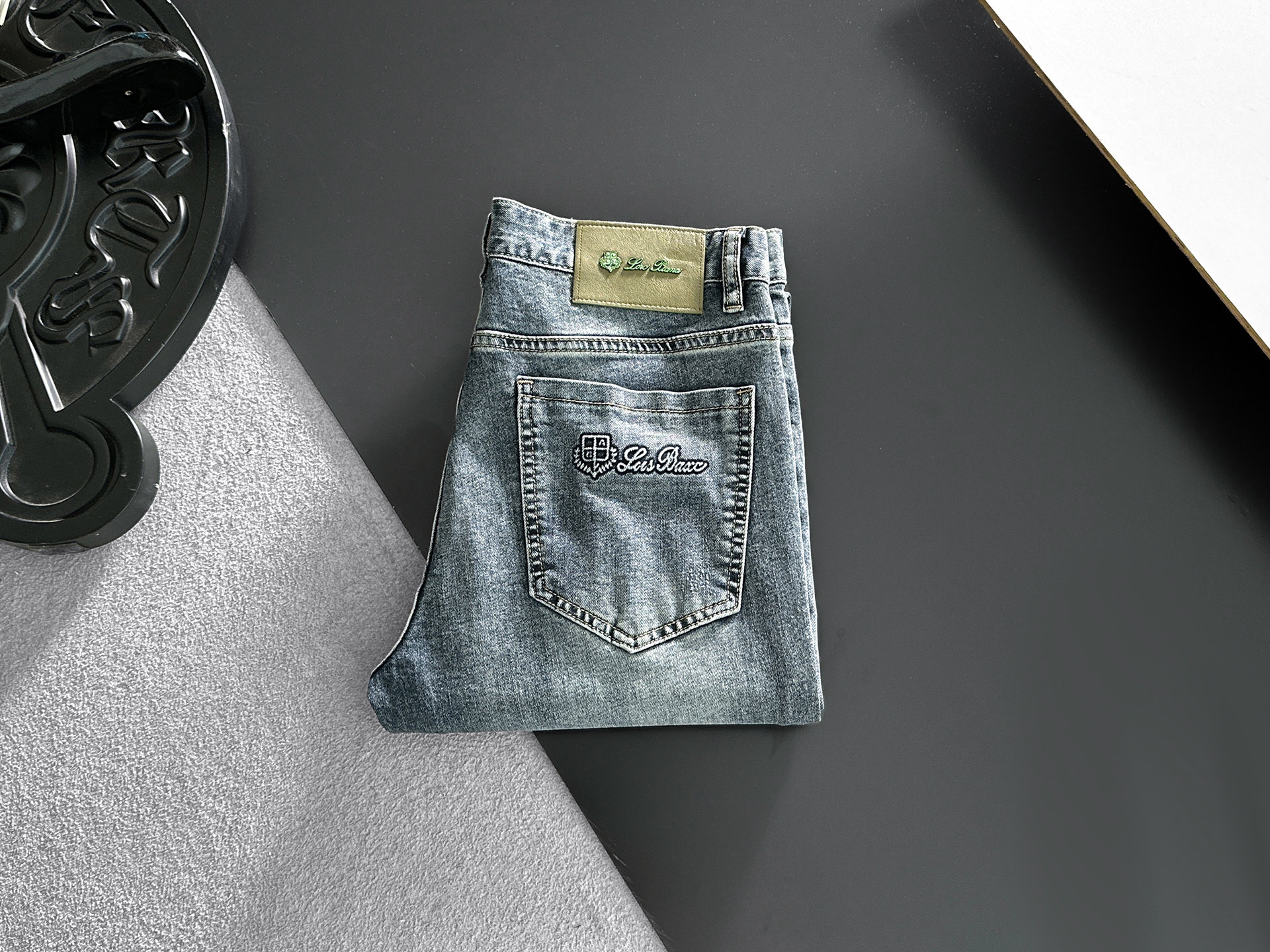 NO:918687,LP Noyo Piana 2026 new men's jeans have good fabric elasticity. Exclusively available on the official website. Fashionable and elegant. Heavy craftsmanship design. Using original color yeast washing process. Selected imported heavy denim denim fabric. Equipped with counter hardware decoration. Genuine leather label. Exquisite stitching. Big brand style. Worth owning. Code number 28-38, shipped next day, loro piana,jeans,19860909LP诺悠翩雅 2026新品男士牛仔裤 面料弹性好.独家发售 官网同步 时尚优雅 重工艺设计.采用原色酵母水洗工艺 精选进口重磅丹宁牛仔面料 配专柜五金装饰 真皮皮牌 精致车线 大牌风范 值得拥有.码数28-38,隔天出货,,loro piana,jeans,,Men's clothing