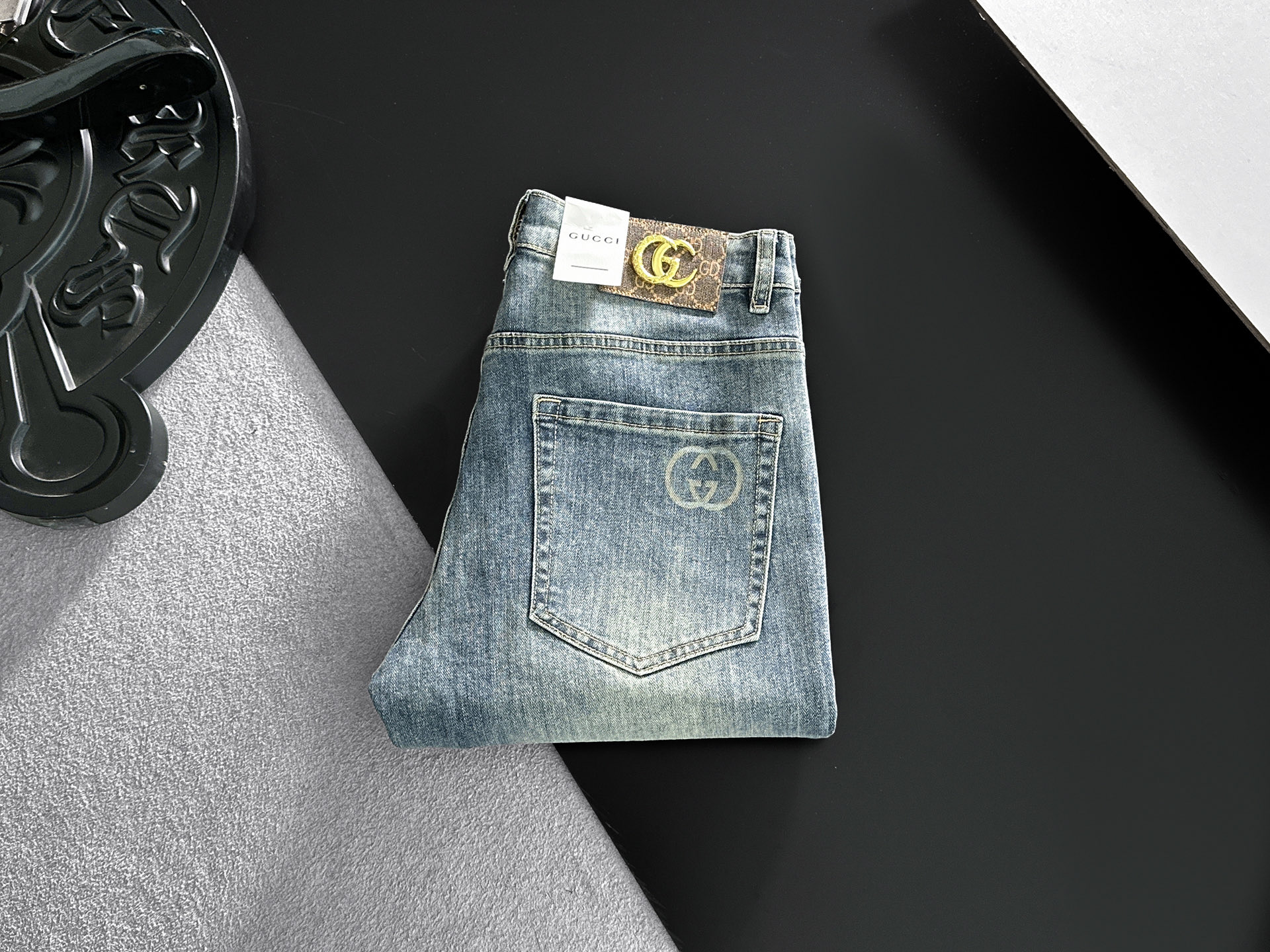 NO:918690,GUCCI Gucci 2026 new men's jeans. The fabric has good elasticity. Exclusively sold on the official website. Fashionable and elegant. Heavy craftsmanship design. Using original color yeast washing process. Selected imported heavy denim denim fabric. Equipped with counter hardware decoration. Genuine leather label. Exquisite stitching. Big brand style. Worth having. Size 28-38, shipped next day,,gucci,jeans,19860909GUCCI古奇 2026新品男士牛仔裤 面料弹性好.独家发售 官网同步 时尚优雅 重工艺设计.采用原色酵母水洗工艺 精选进口重磅丹宁牛仔面料 配专柜五金装饰 真皮皮牌 精致车线 大牌风范 值得拥有.码数28-38,隔天出货,,gucci,jeans,,Men's clothing